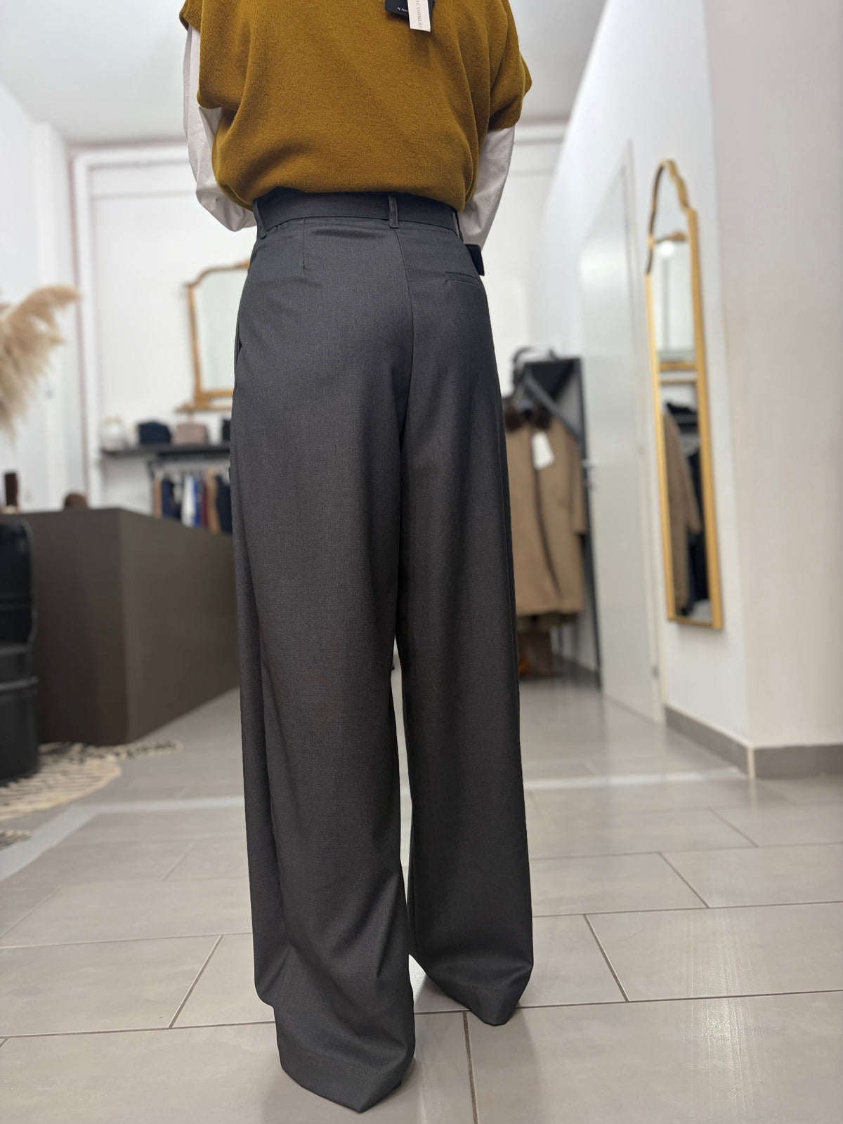 Pantalone grigio gamba larga, vita sovrapposta e cintura coordinata Dixie