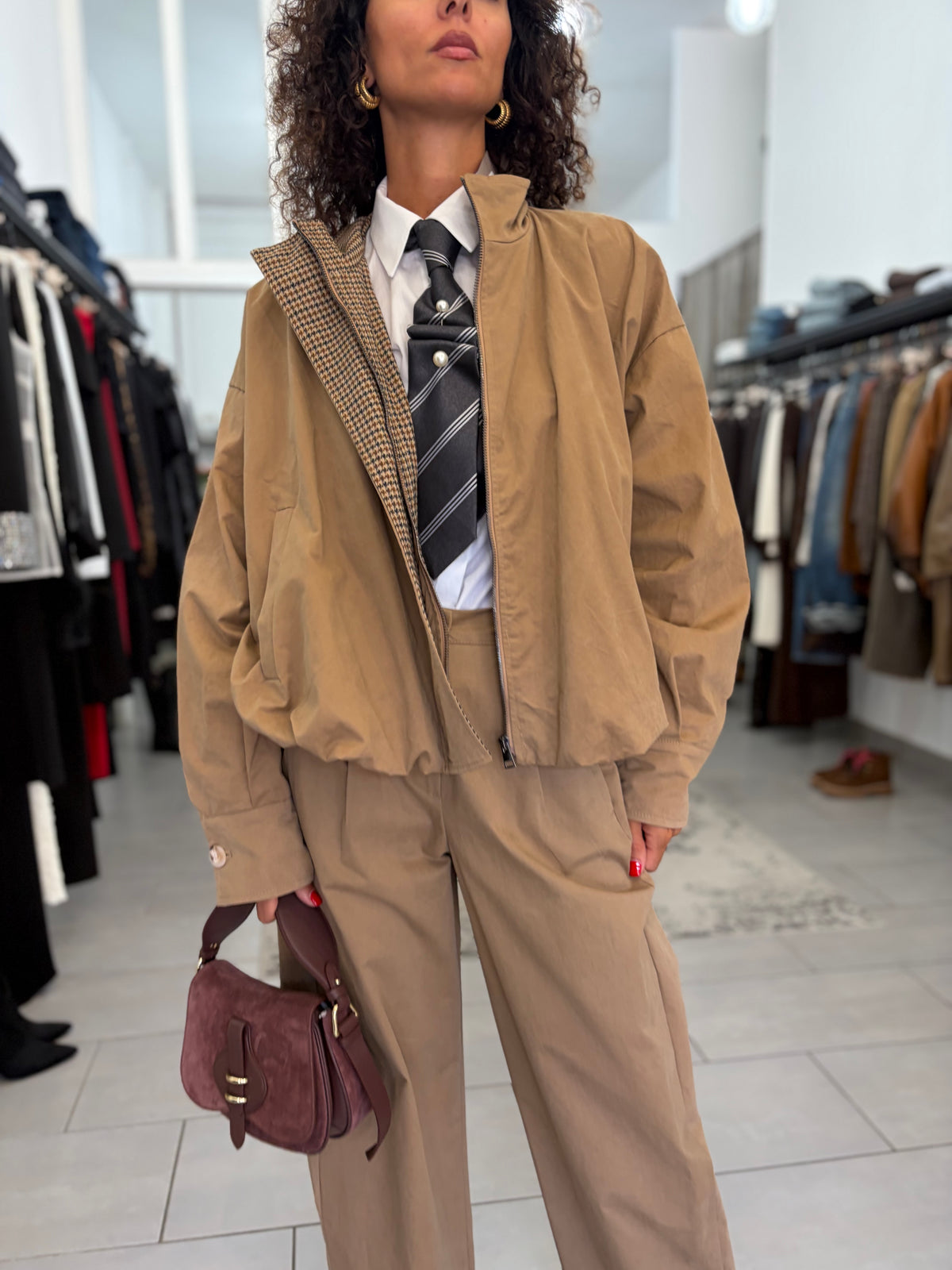 Bomber beige oversize con colletto alto e fodera a quadri