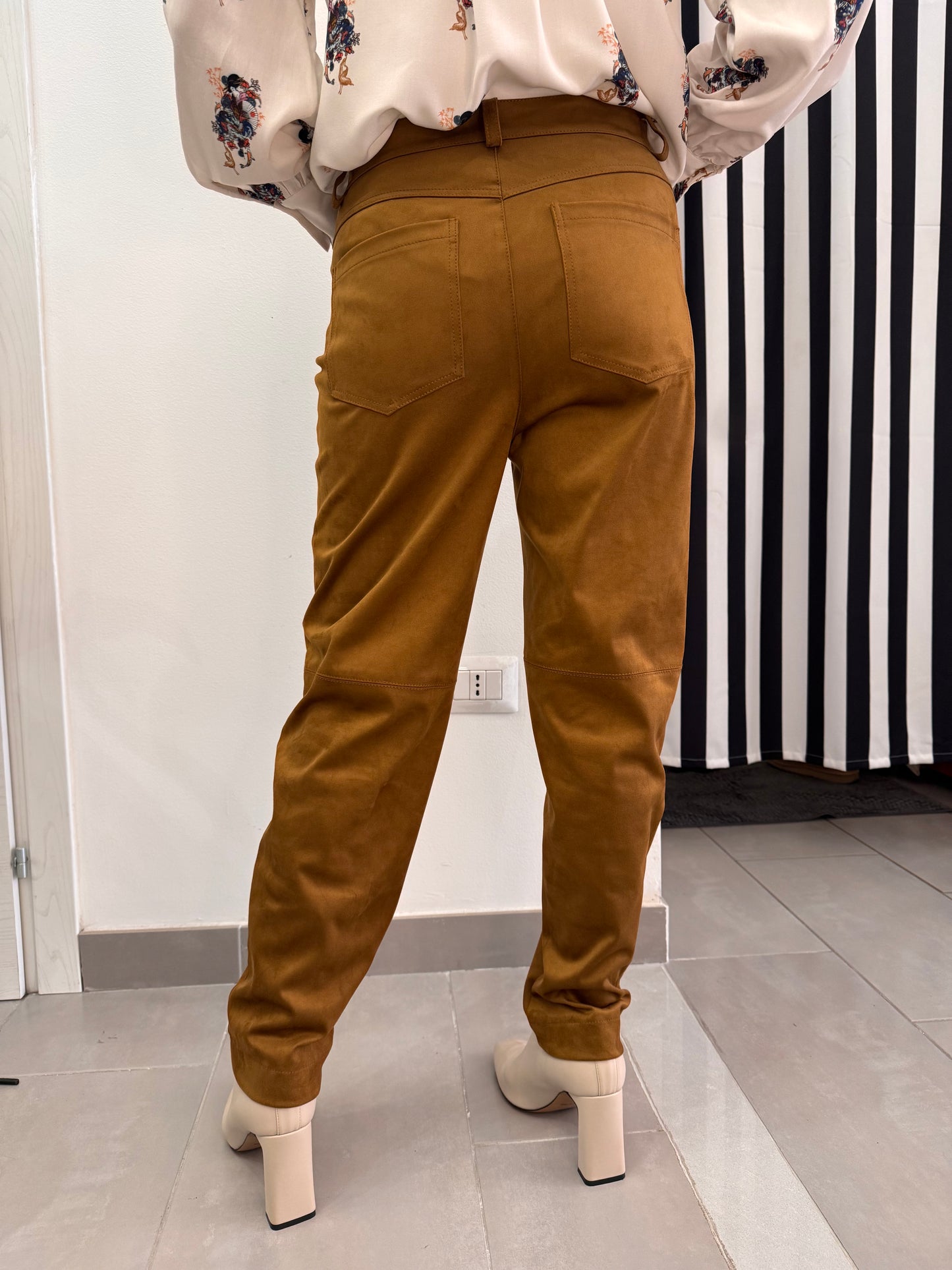 Pantaloni scamosciati