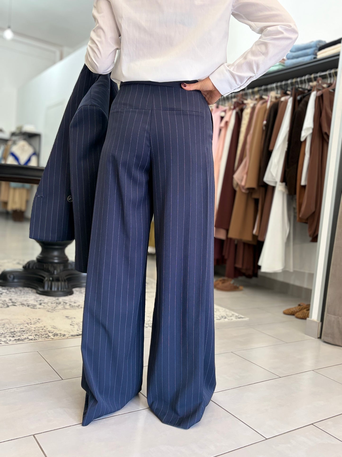 Pantalone blu con righe sottili bianche