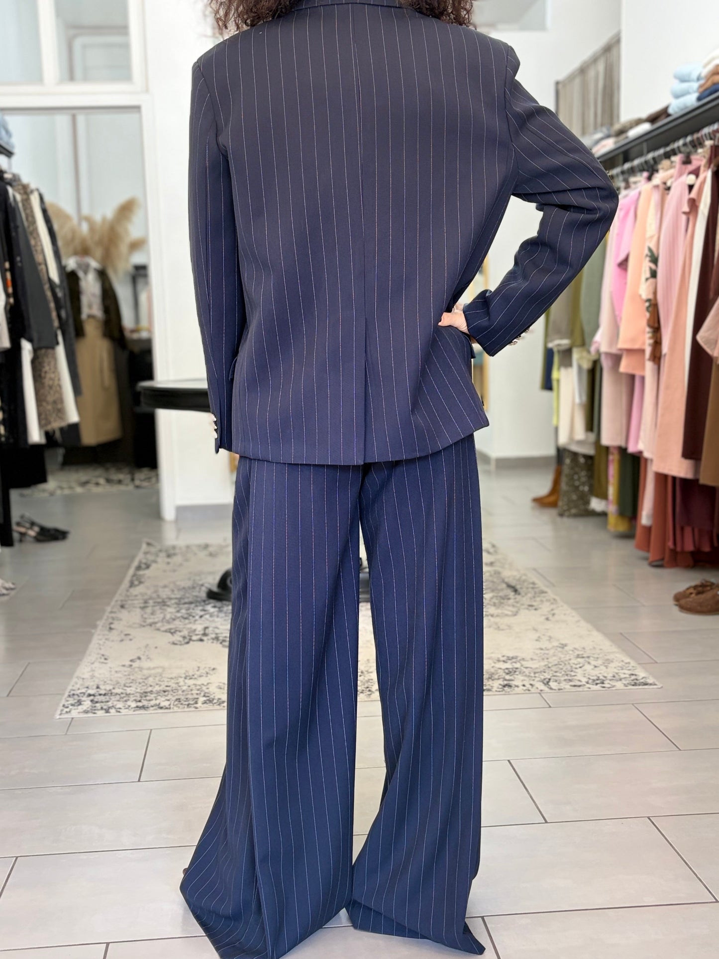 Blazer blu con righe sottili bianche e bottoni dorati in contrasto
