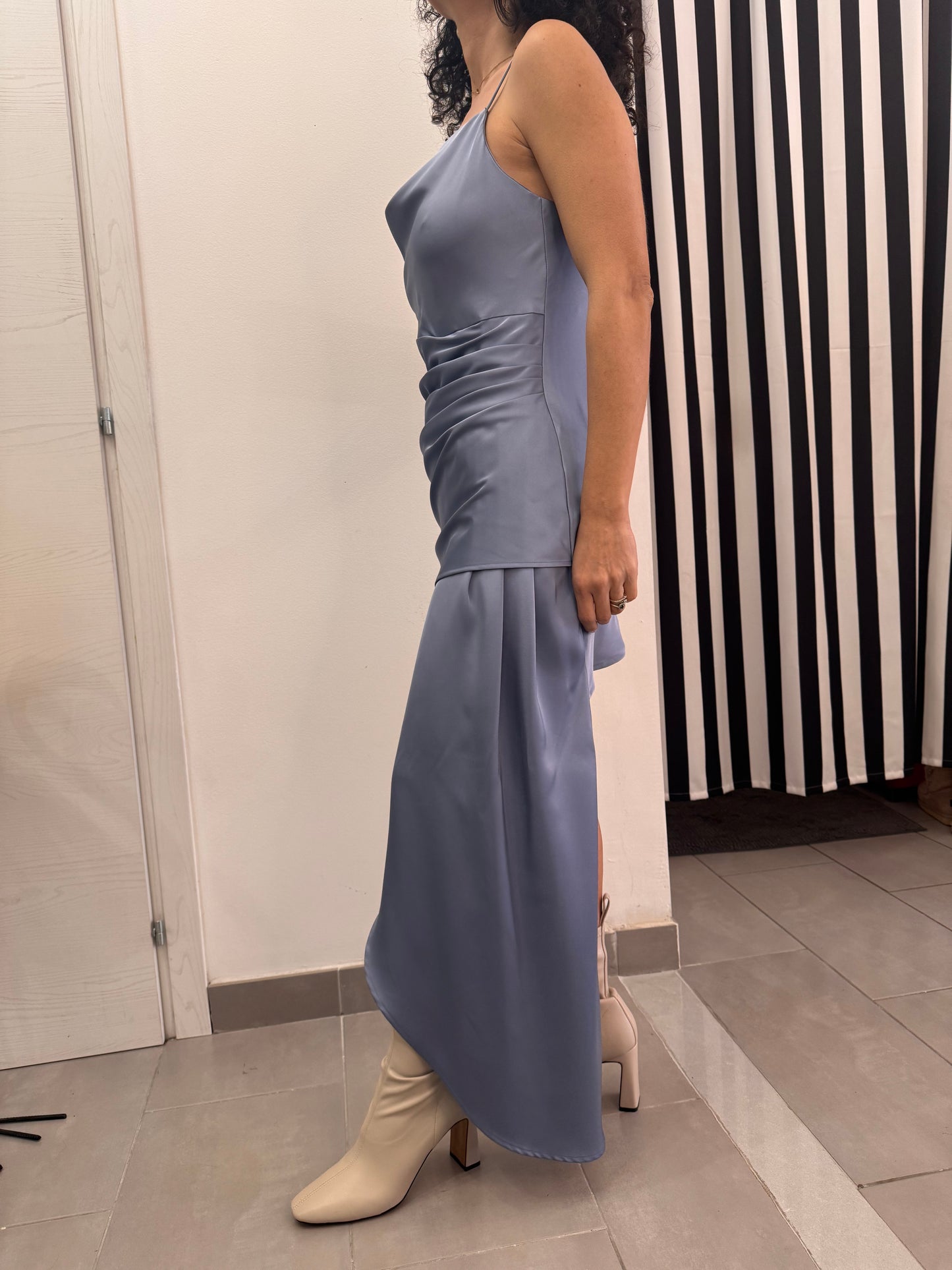 Abito asimmetrico in satin