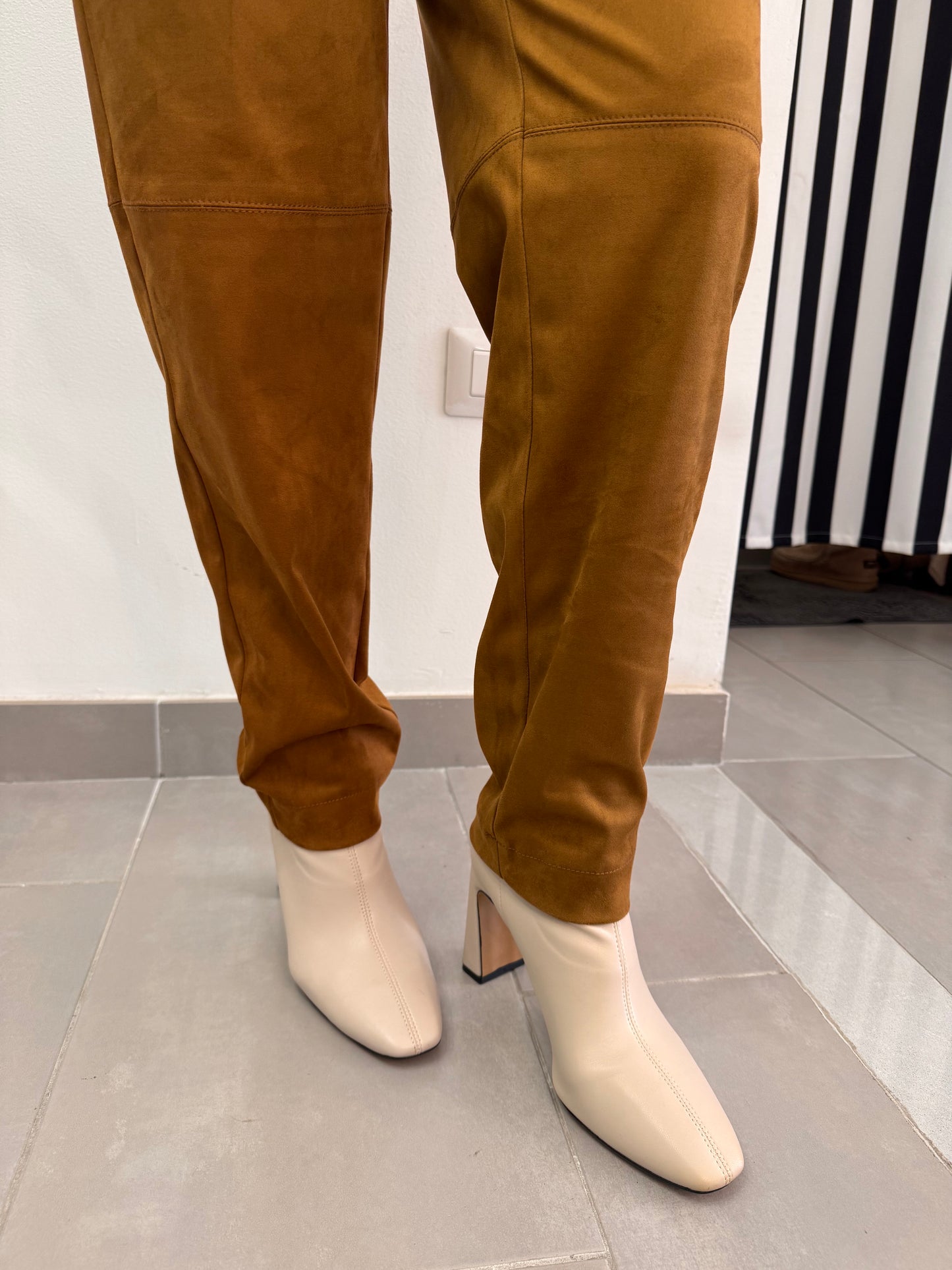 Pantaloni scamosciati