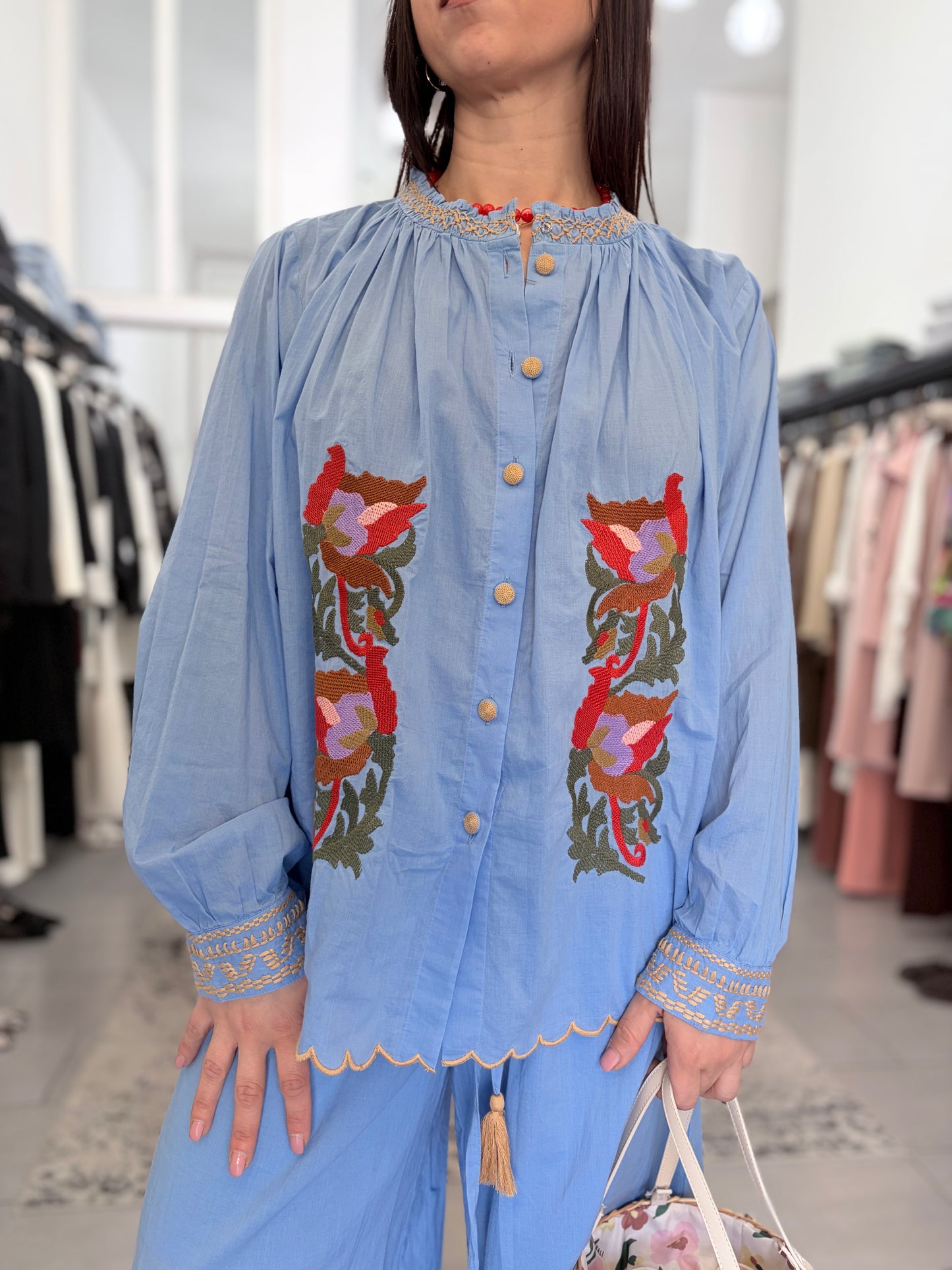 Camicia ampia ricamo floreale bottoni e bordo smerlato