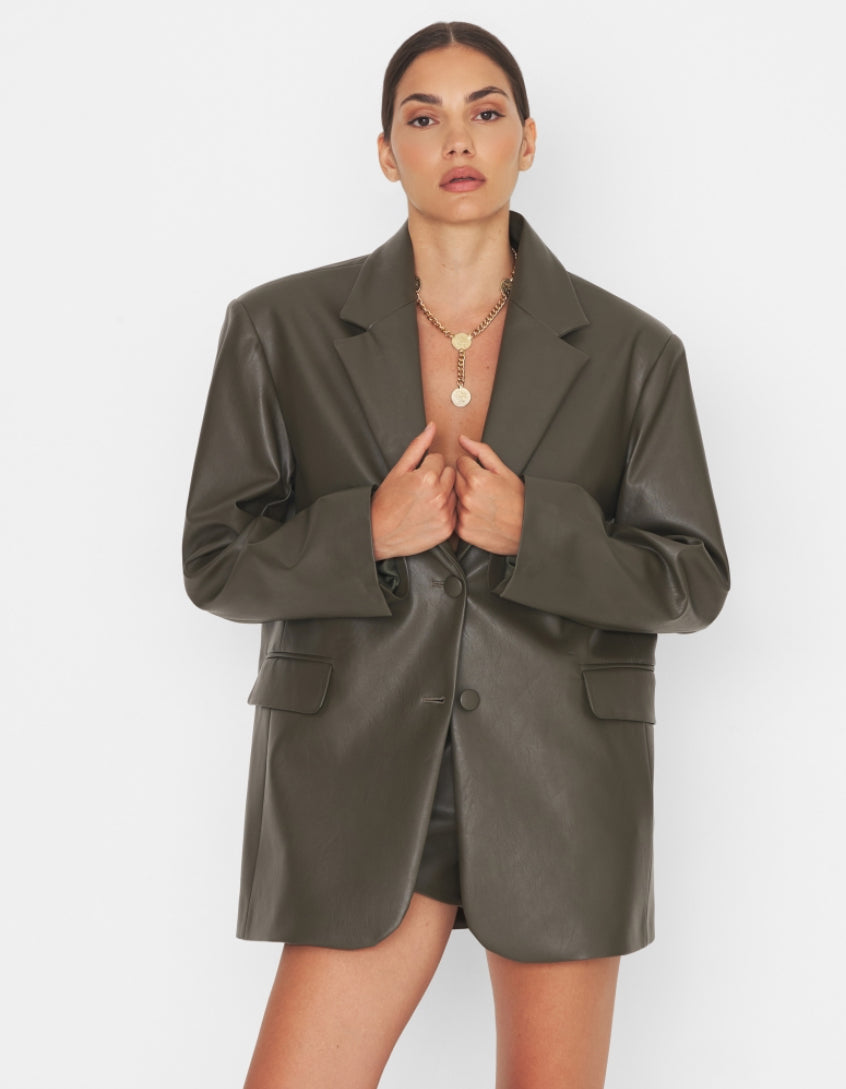 Blazer oversize realizzata in tessuto eco pelle