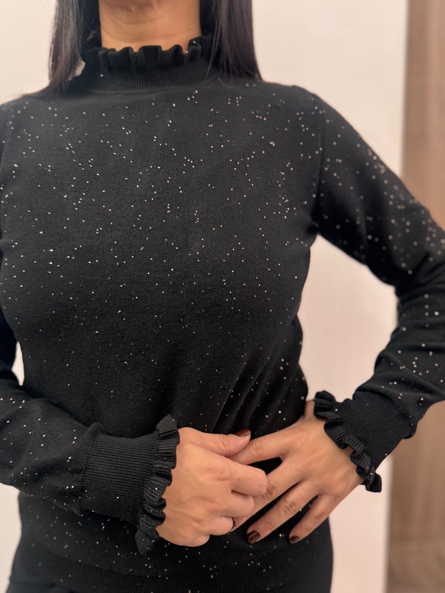 Maglione girocollo dettagli volant e punti luce