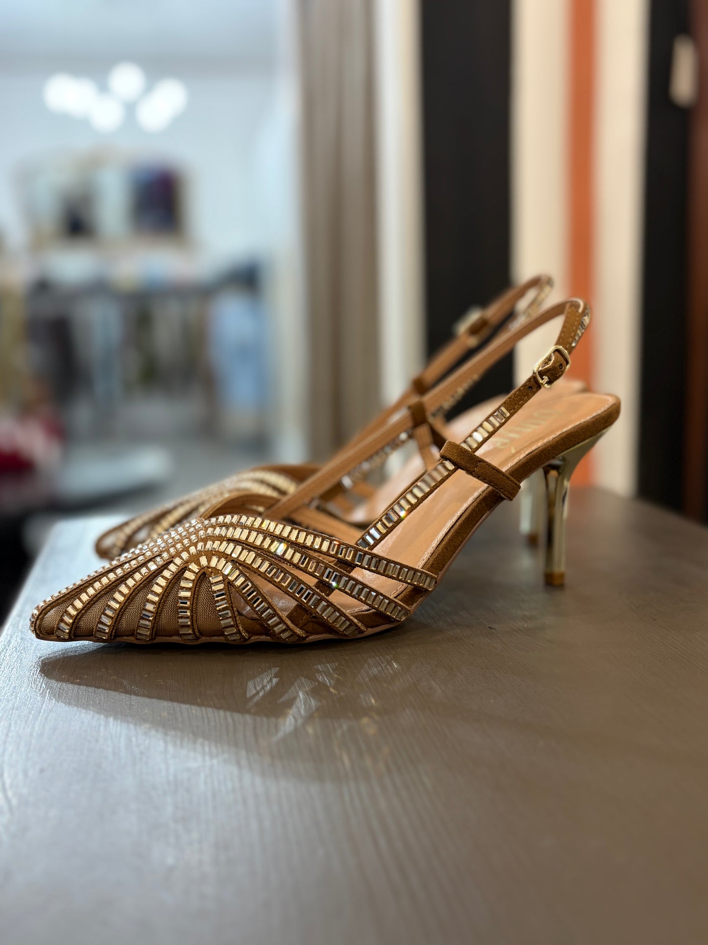 Slingback con tacco a stiletto Ovyé dettagli gioiello sulla punta.