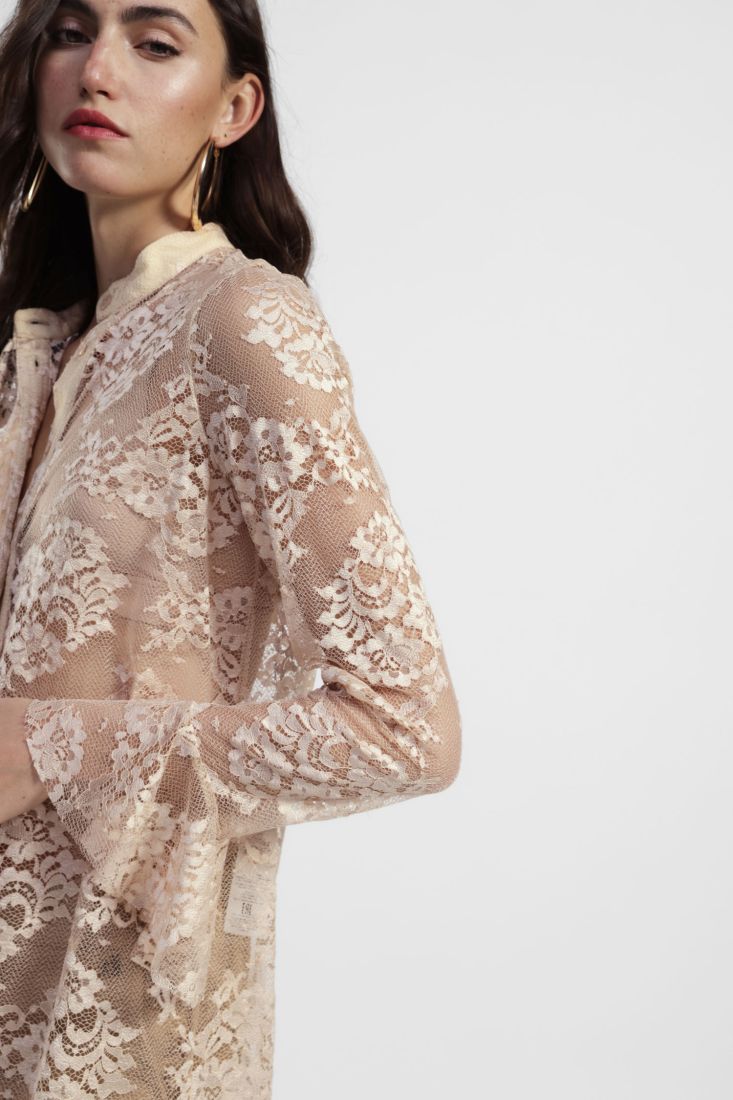 Camicia in pizzo con collo coreano e maniche lunghe