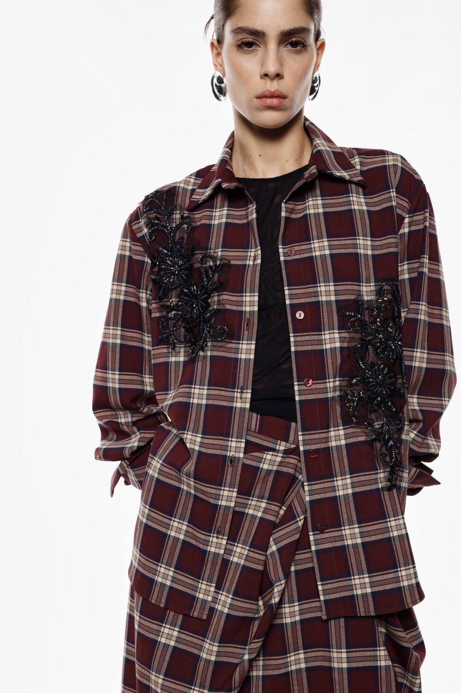 CAMICIA A QUADRI CON RICAMI FLOREALI APPLICATI