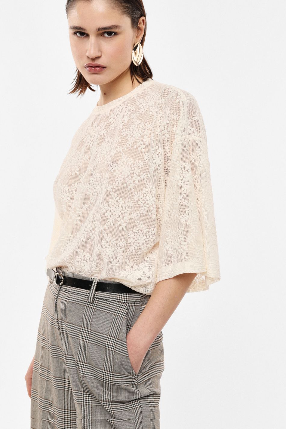 TOP IN PIZZO FLOREALE CON MANICHE A 3/4