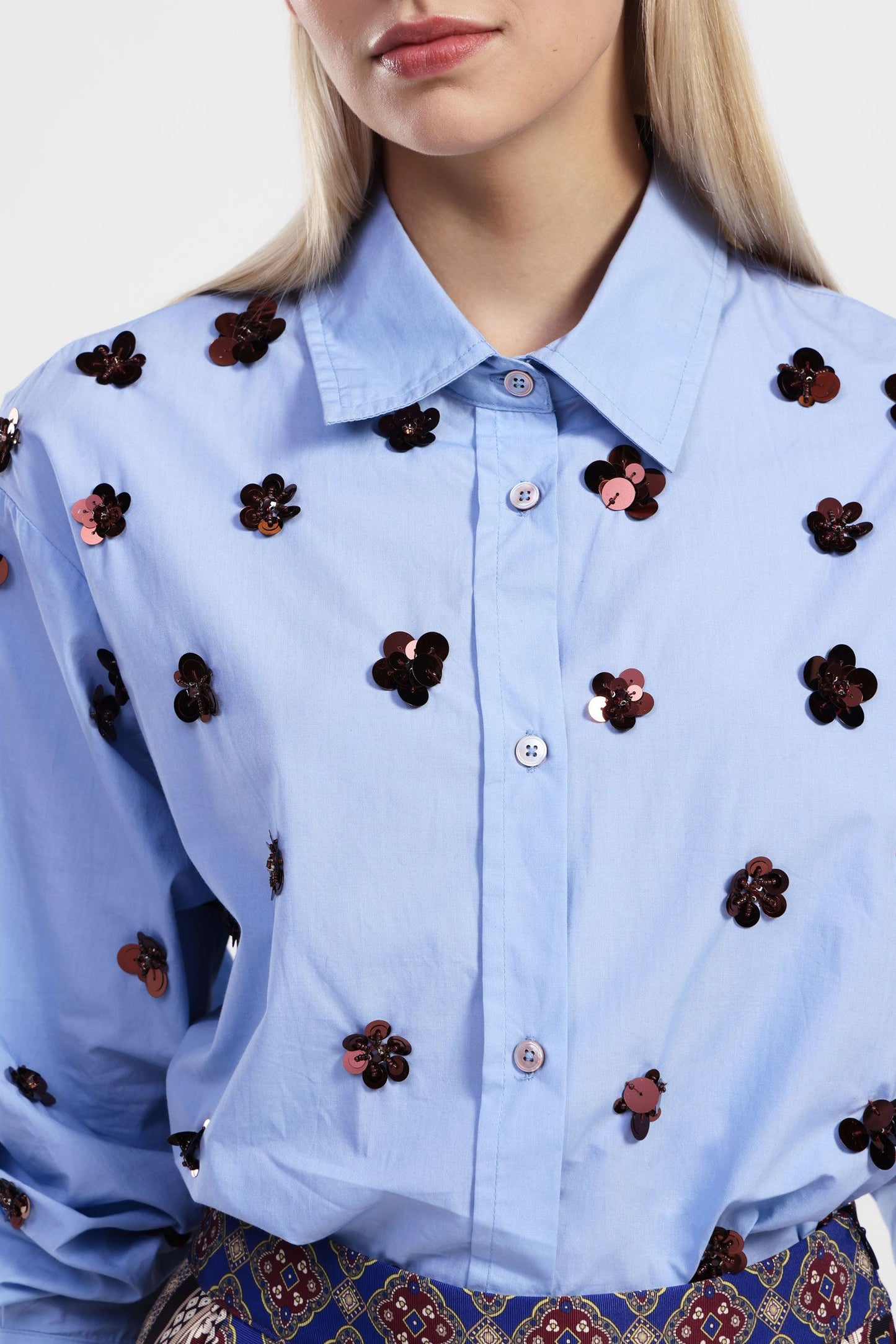 Camicia con fiori decorativi