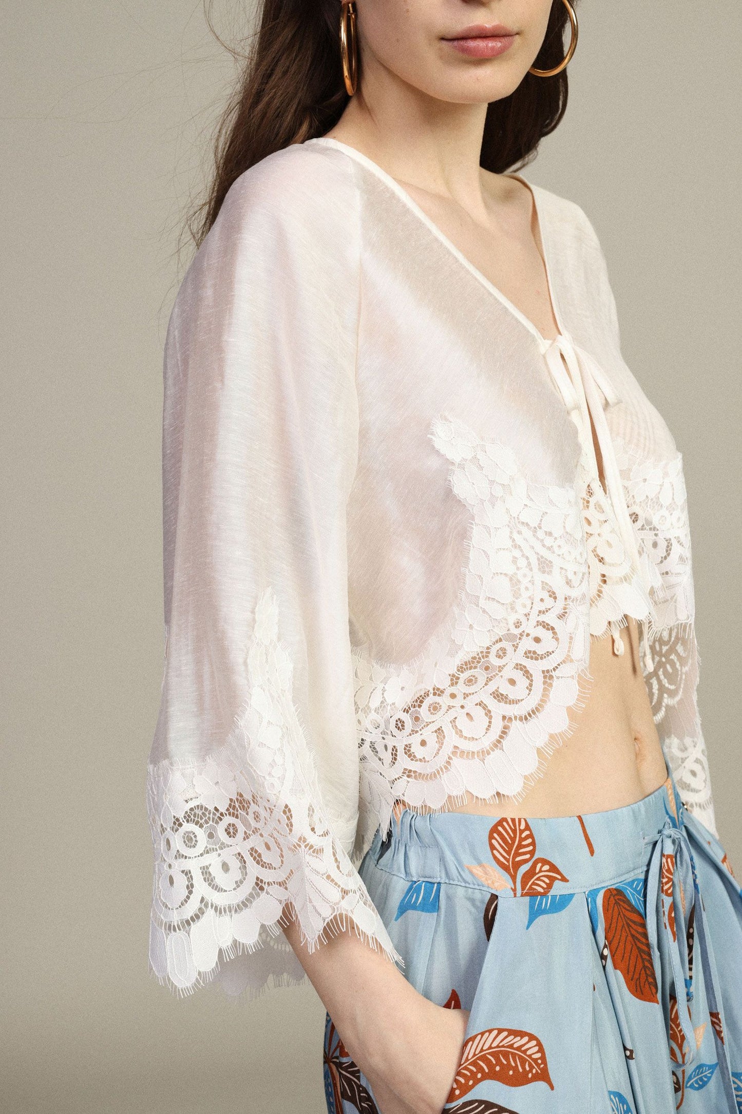 Blusa corta con maniche ampie e pizzo