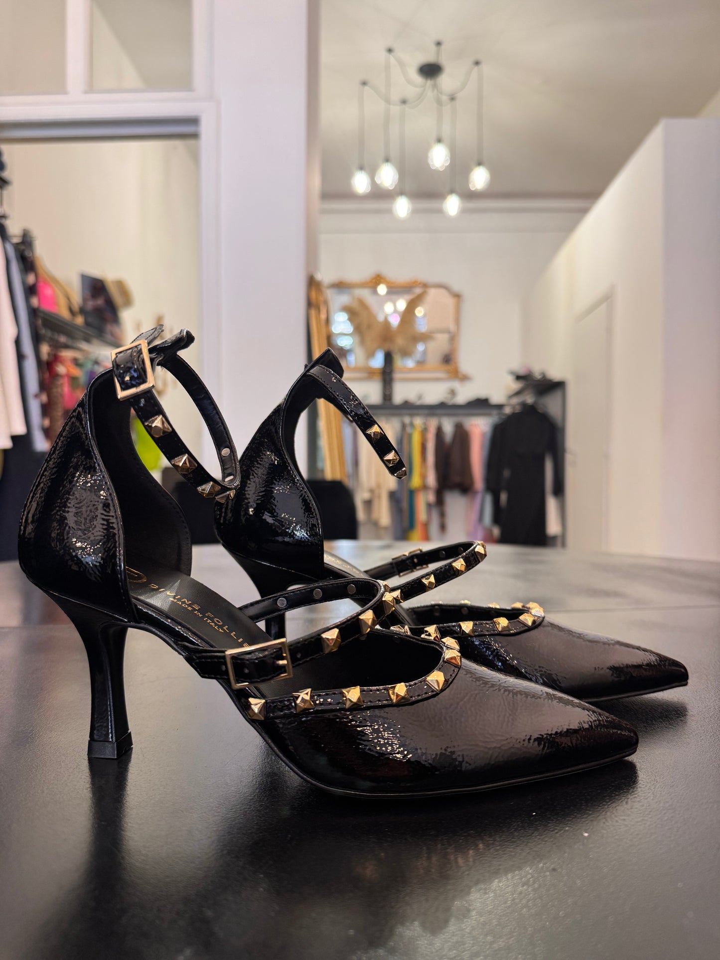 Décolleté vernice nera con borchie