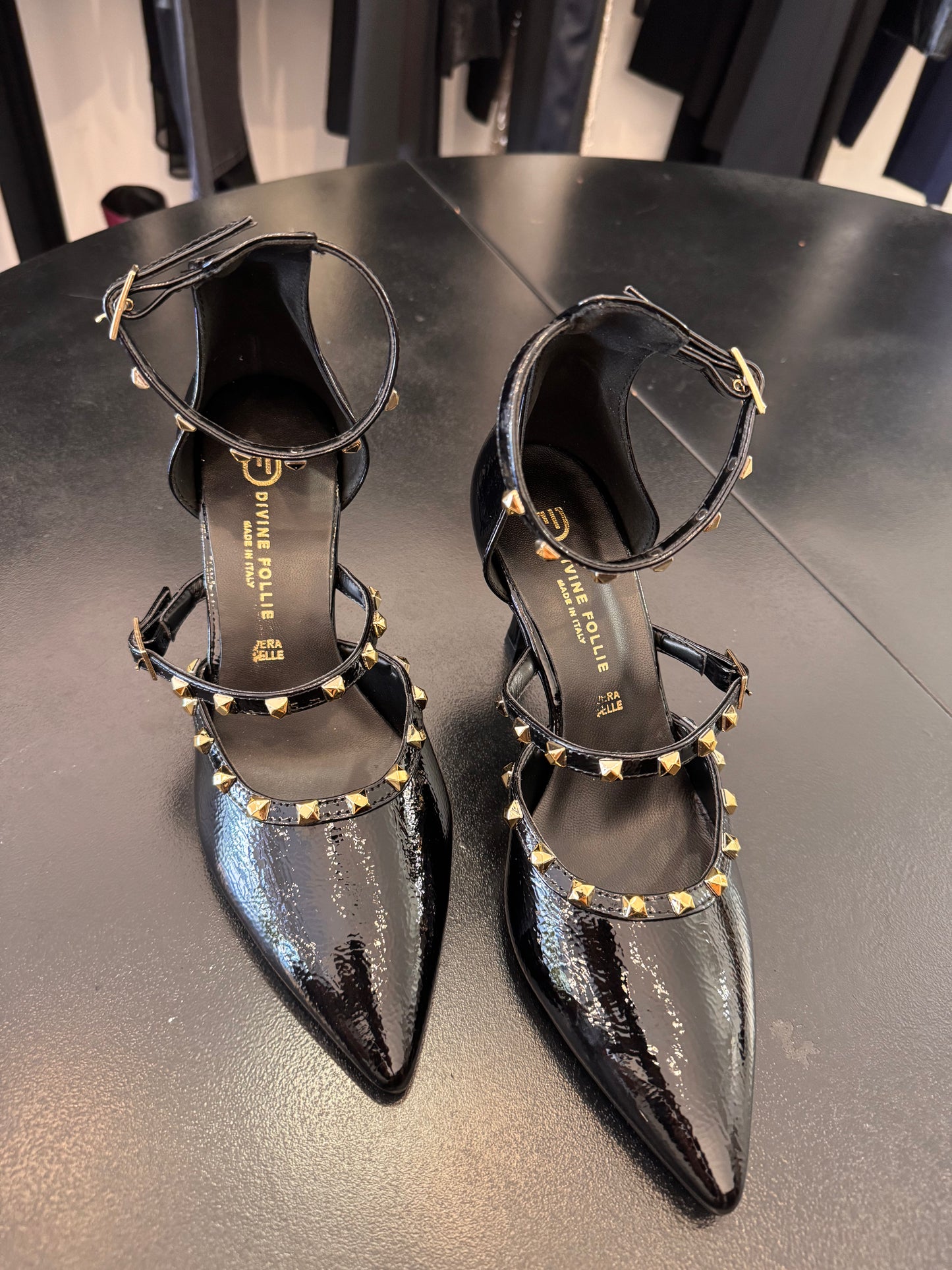 Décolleté vernice nera con borchie