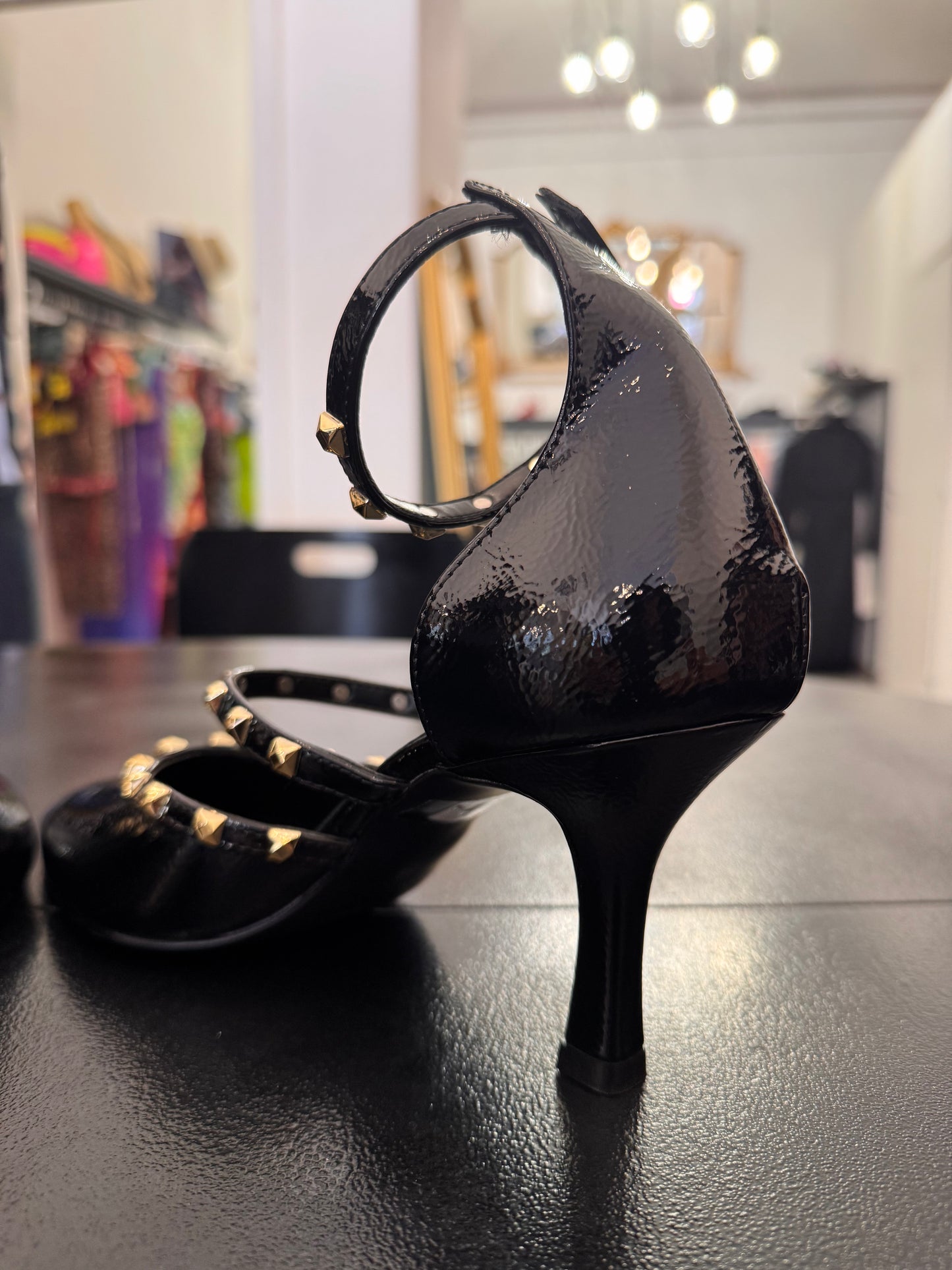 Décolleté vernice nera con borchie