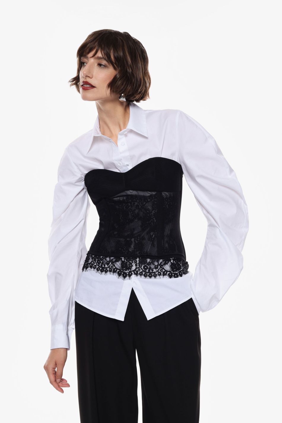 TOP CON SCOLLATURA A CUORE E PIZZO