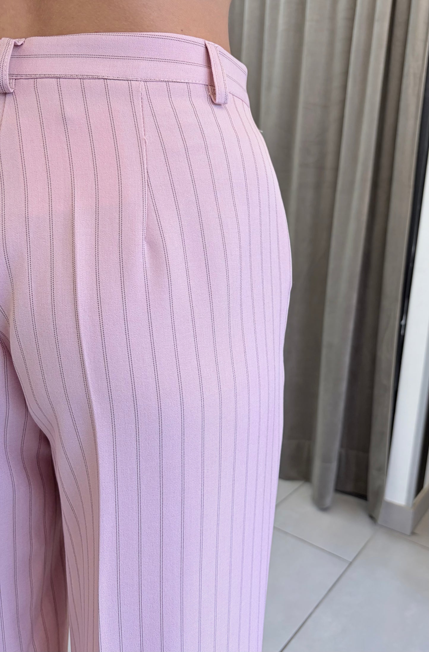 Pantalone rosa con righe sottili marroni