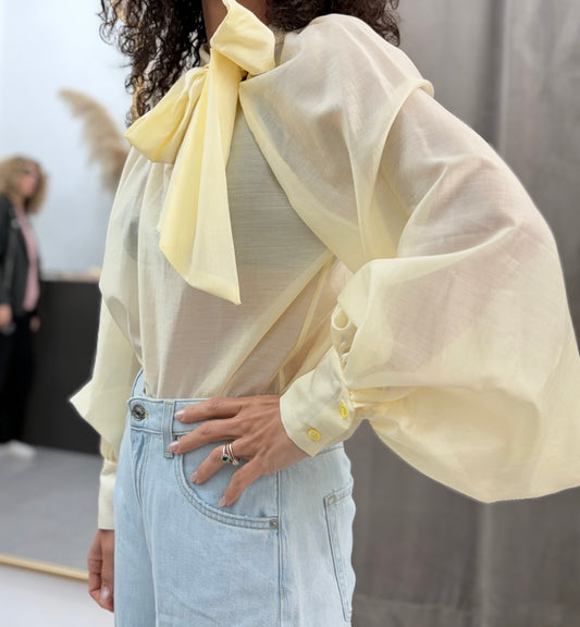 Camicia velata gialla Vicolo con fiocco al collo