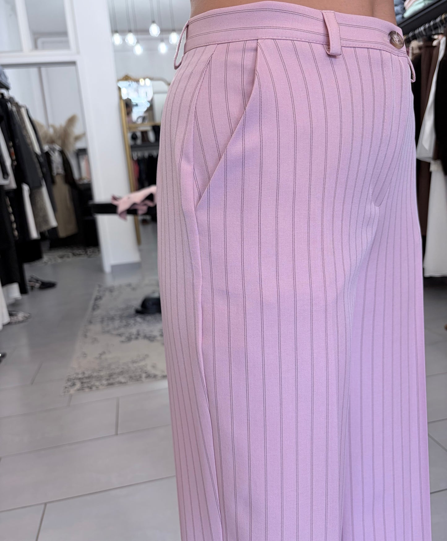 Pantalone rosa con righe sottili marroni