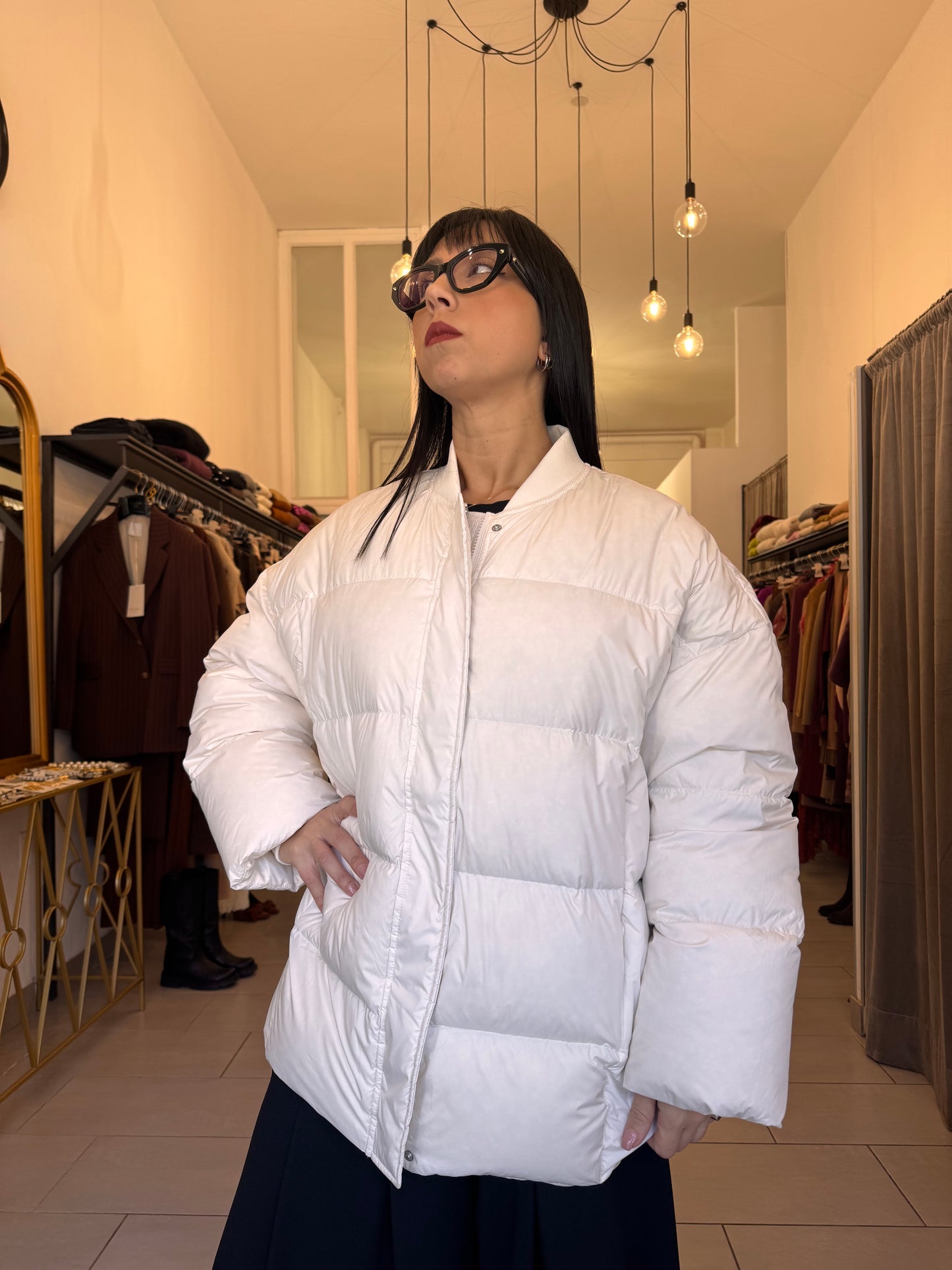 Piumino bianco over vicolo