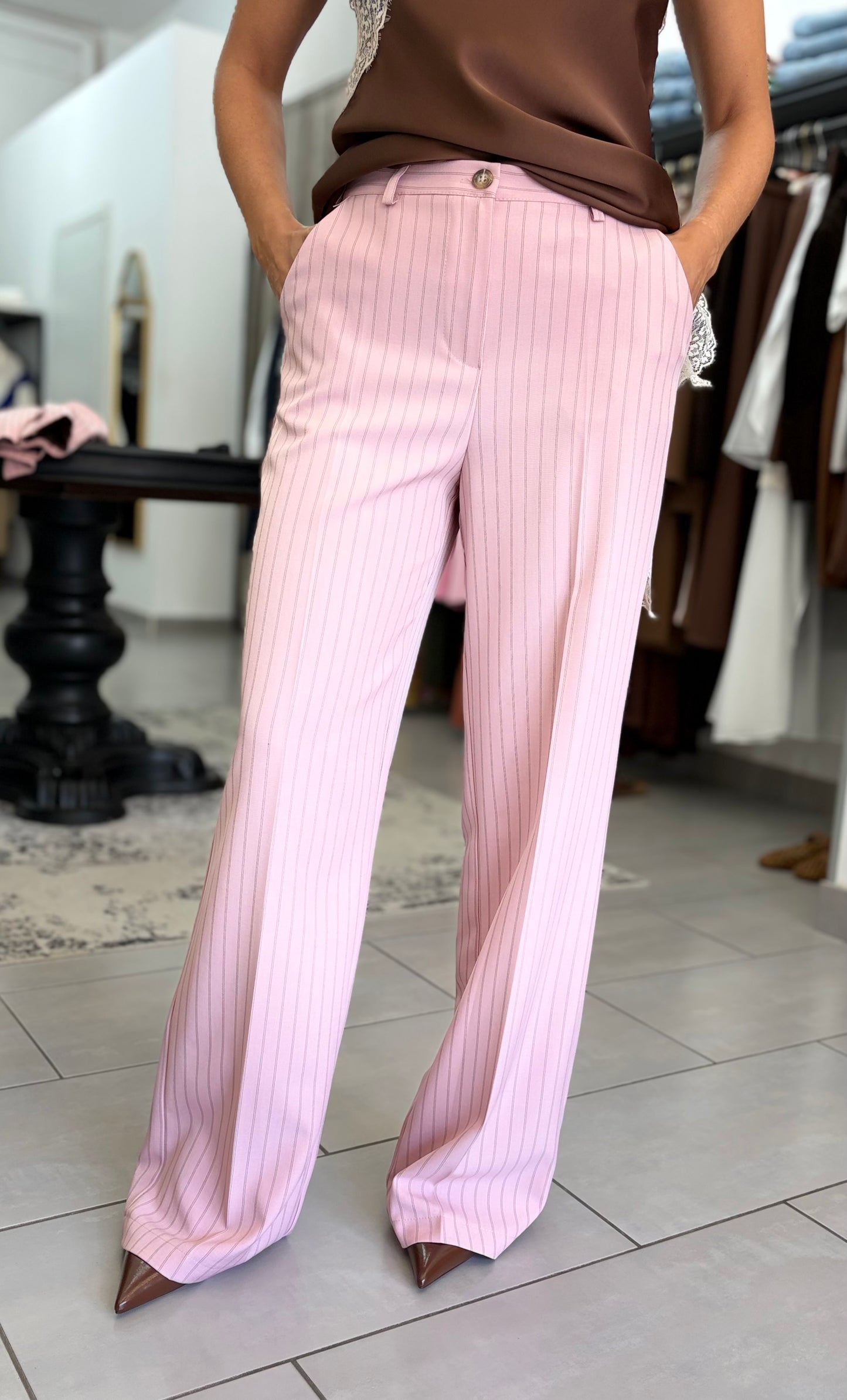 Pantalone rosa con righe sottili marroni