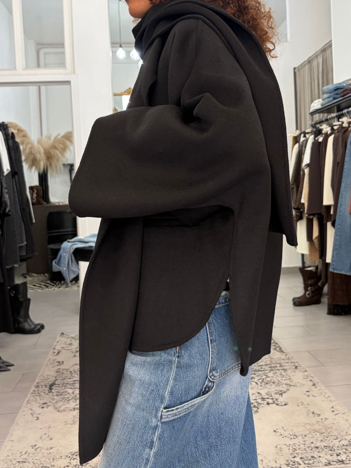 Cappotto nero con cappuccio e sciarpa integrata