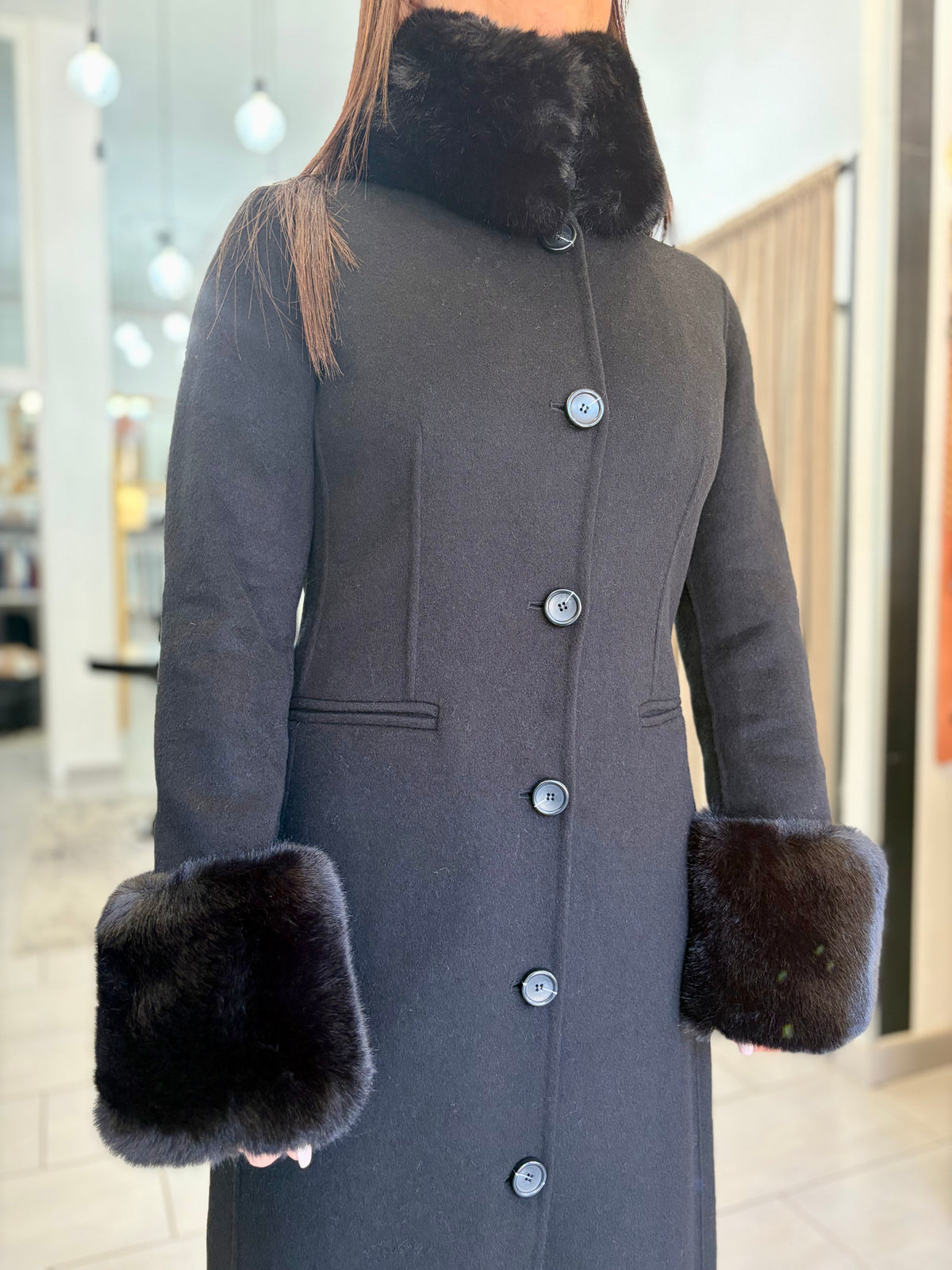 Cappotto lungo nero monopetto Silence con collo e polsini staccabili