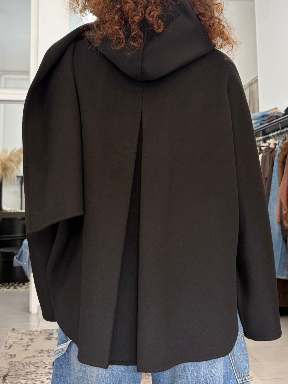 Cappotto nero con cappuccio e sciarpa integrata