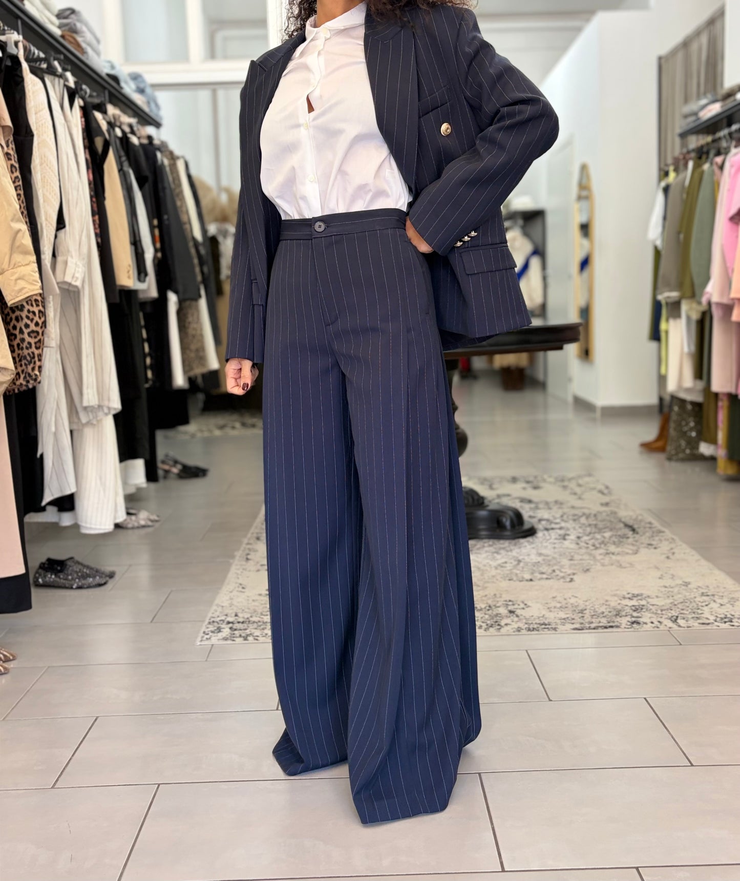 Pantalone blu con righe sottili bianche