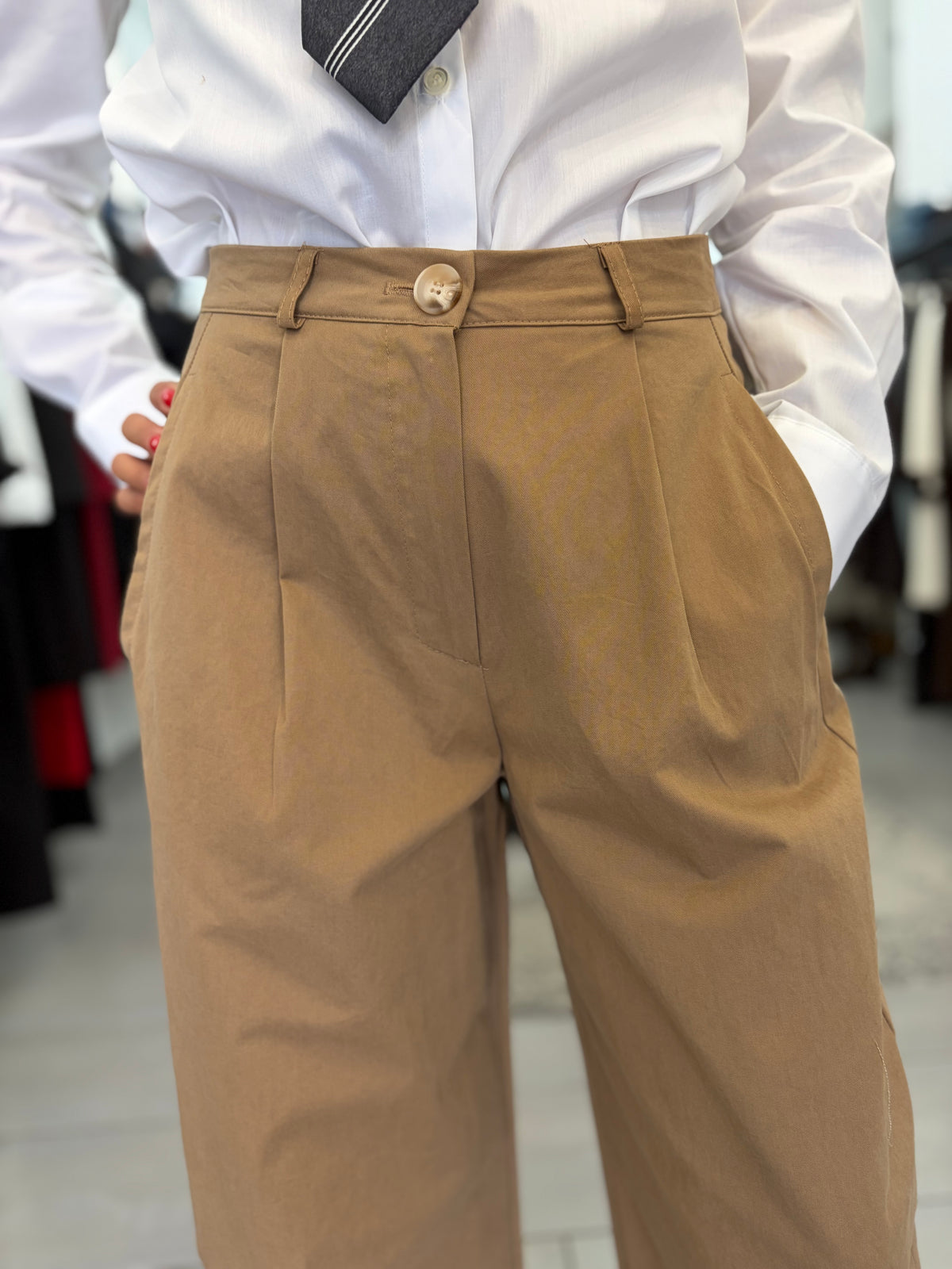 Pantalone beige con pences