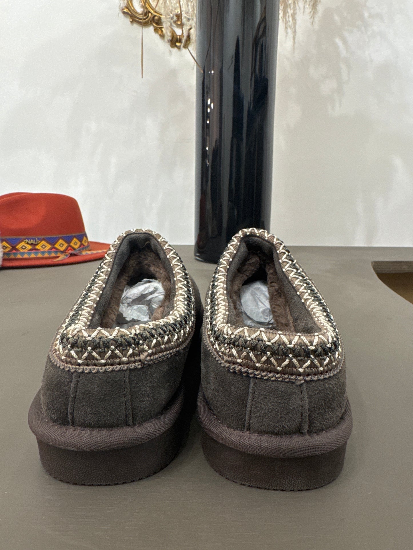 Sabot Ovyè grigio con ricamo