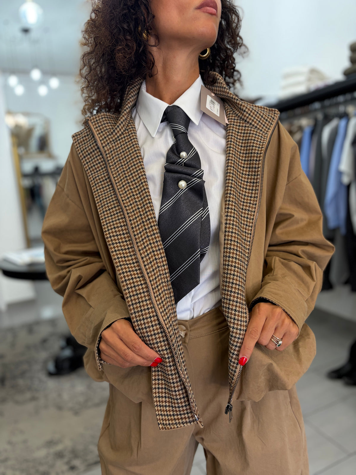 Bomber beige oversize con colletto alto e fodera a quadri