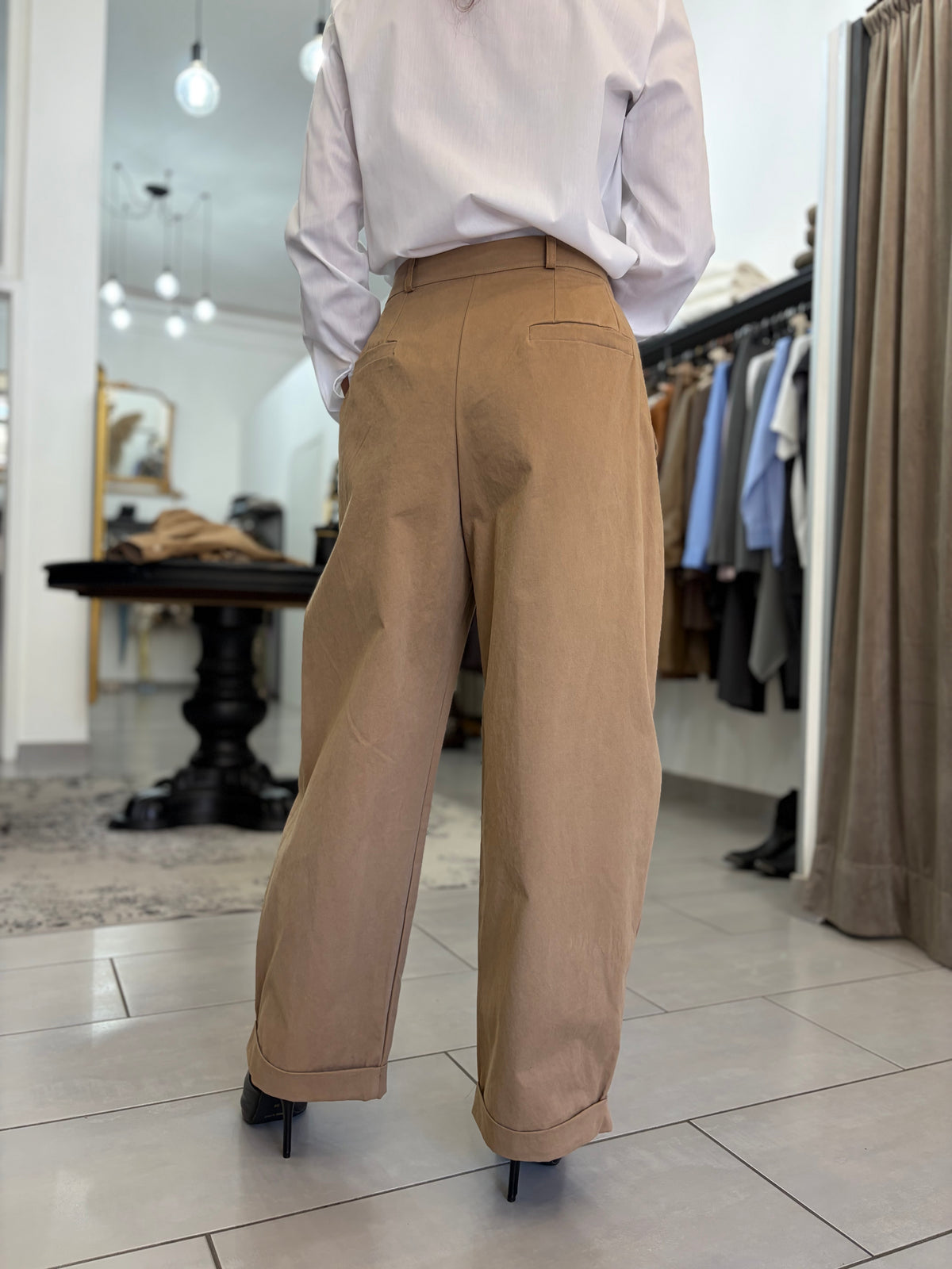 Pantalone beige con pences