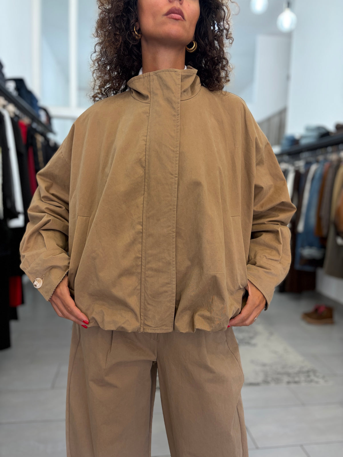 Bomber beige oversize con colletto alto e fodera a quadri
