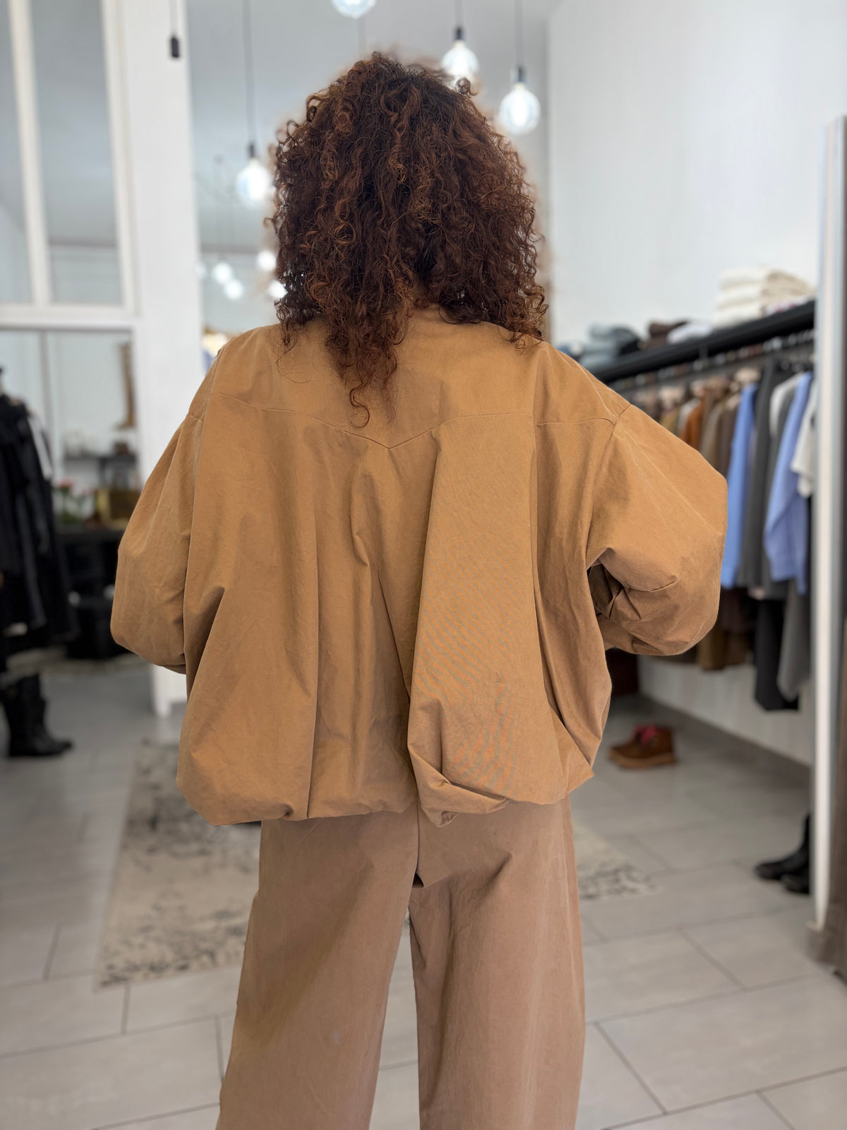 Bomber beige oversize con colletto alto e fodera a quadri