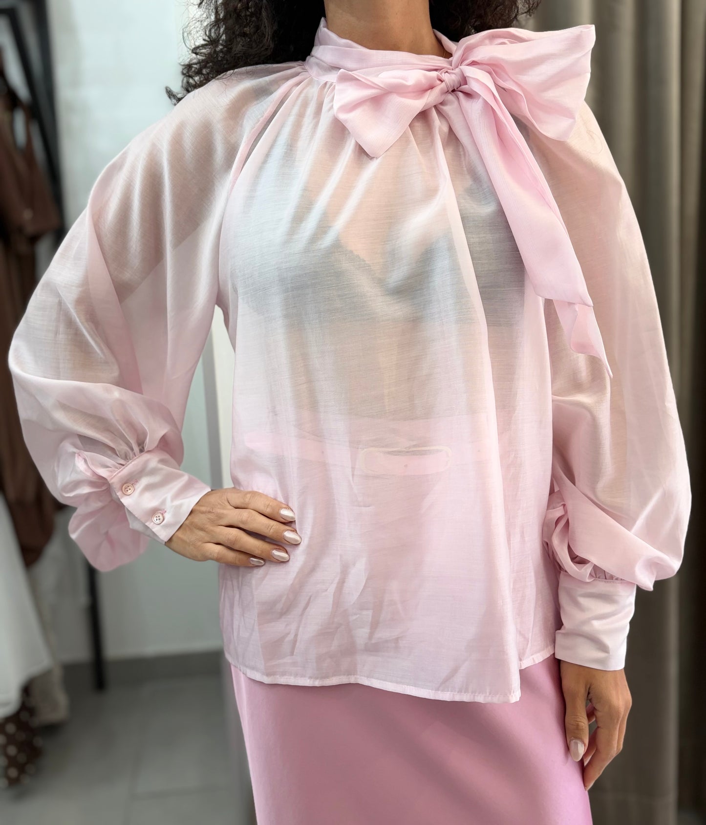 Camicia velata rosa con fiocco al collo Vicolo