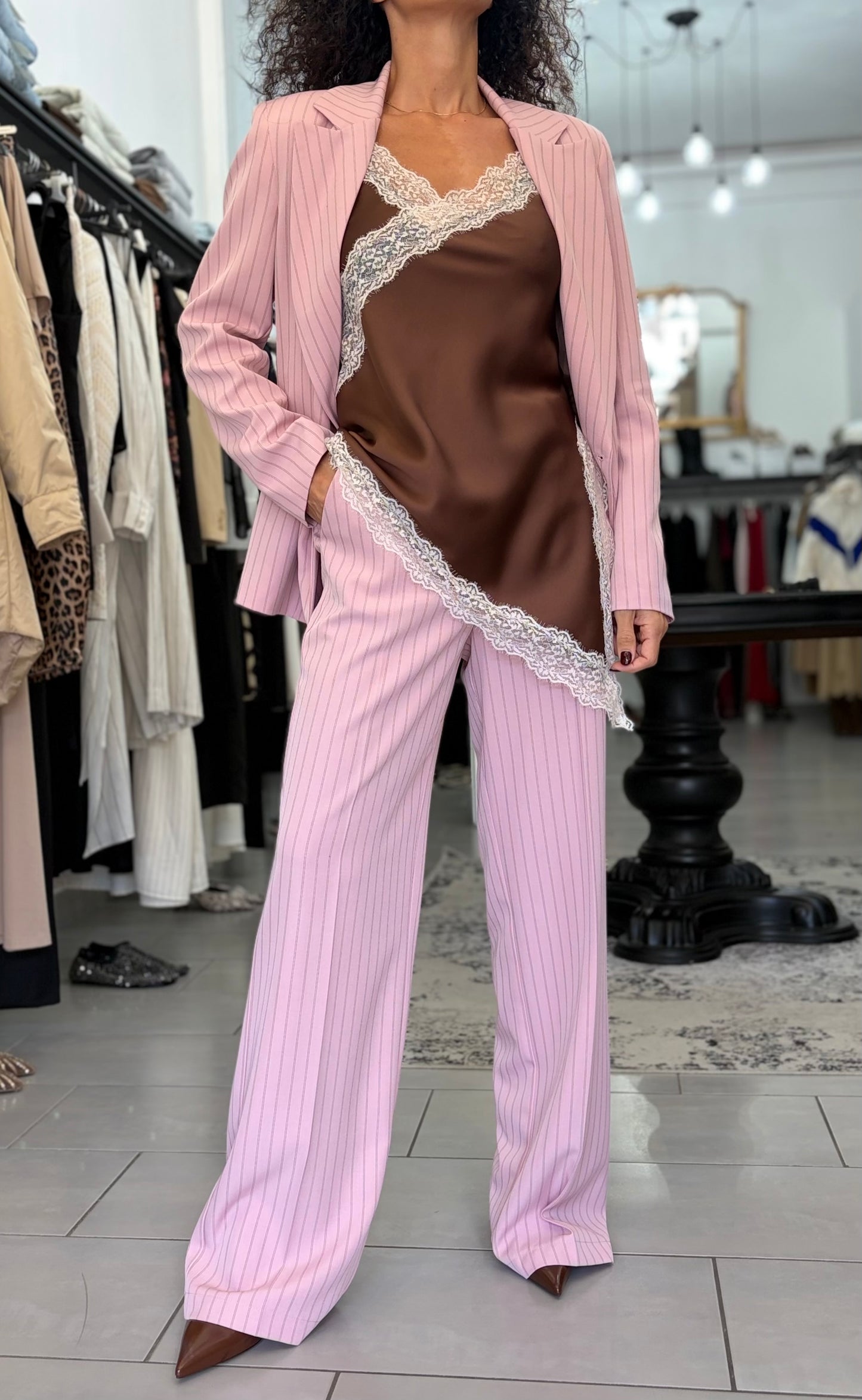 Pantalone rosa con righe sottili marroni