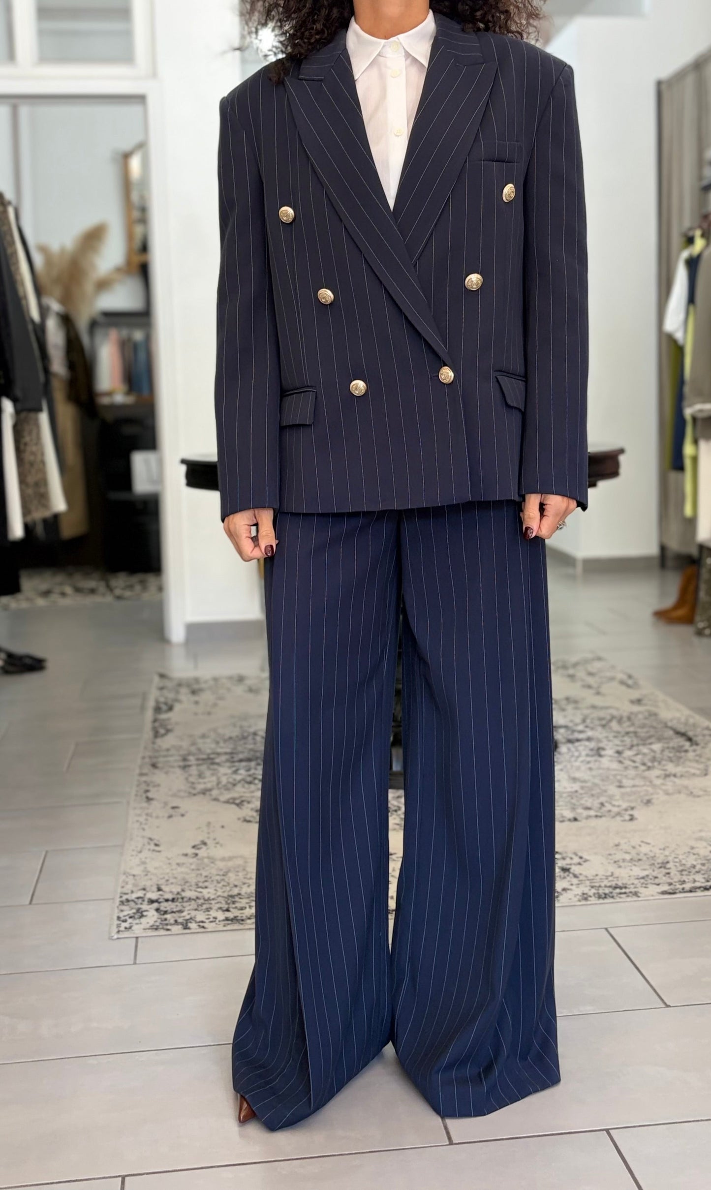Blazer blu con righe sottili bianche e bottoni dorati in contrasto
