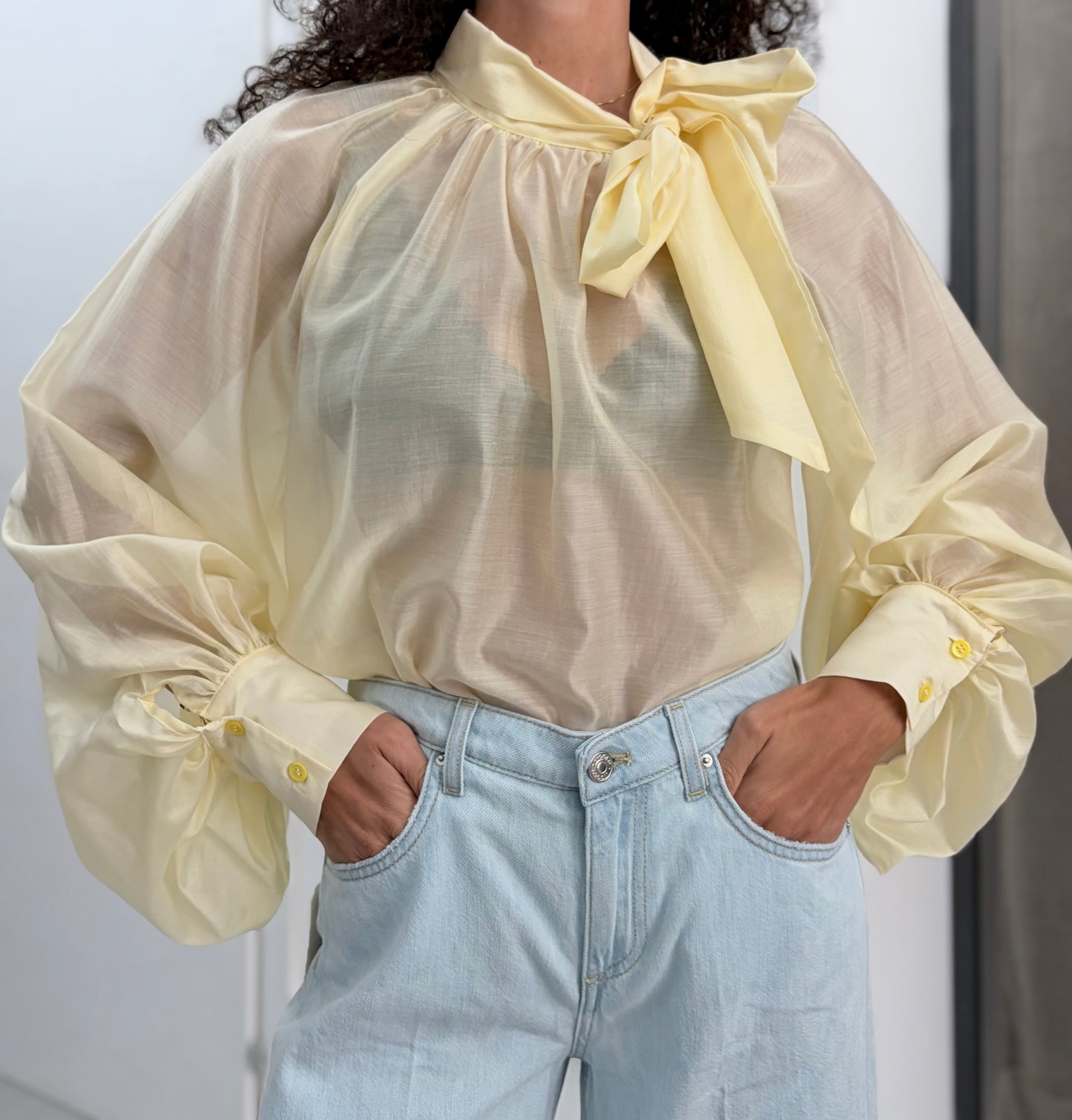 Camicia velata gialla Vicolo con fiocco al collo