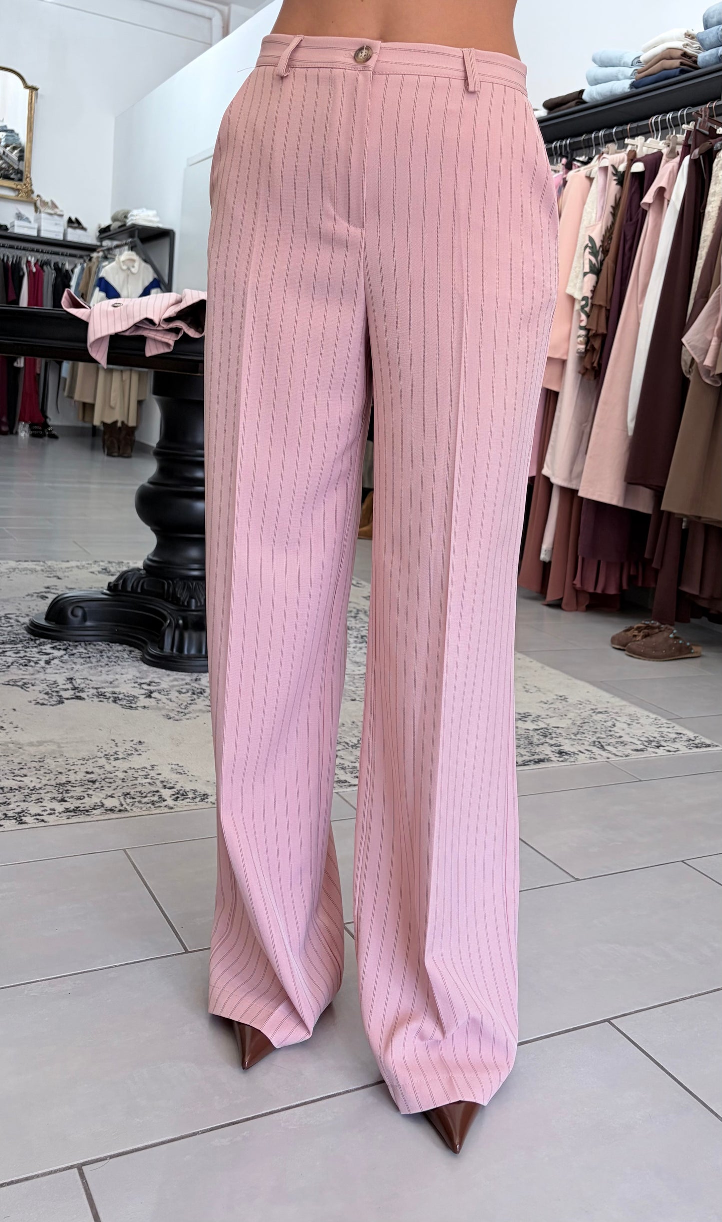 Pantalone rosa con righe sottili marroni