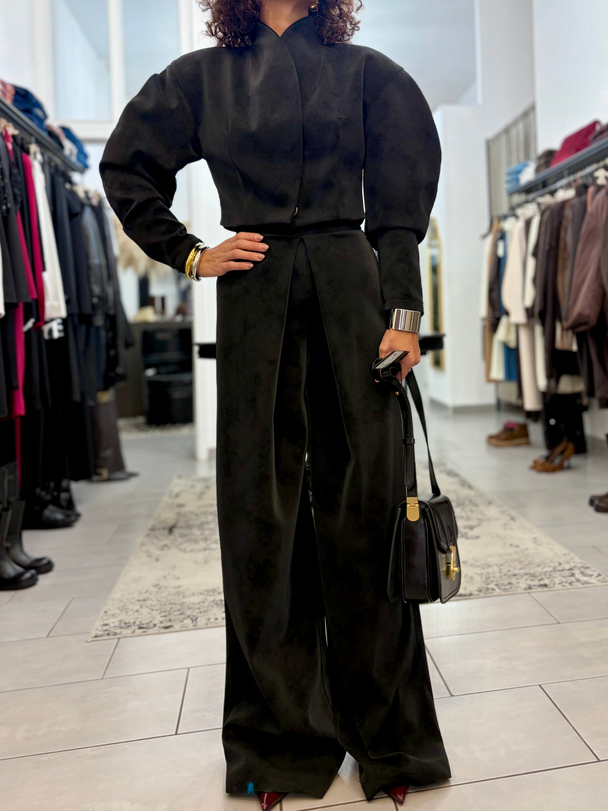 Pantalone gamba larga con dettaglio in vita