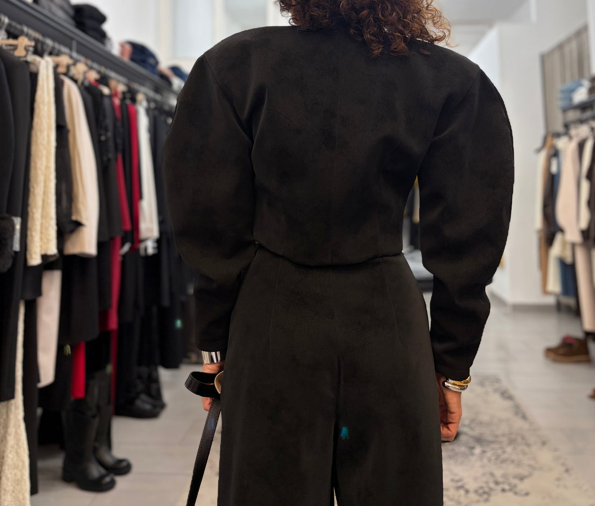 Pantalone gamba larga con dettaglio in vita
