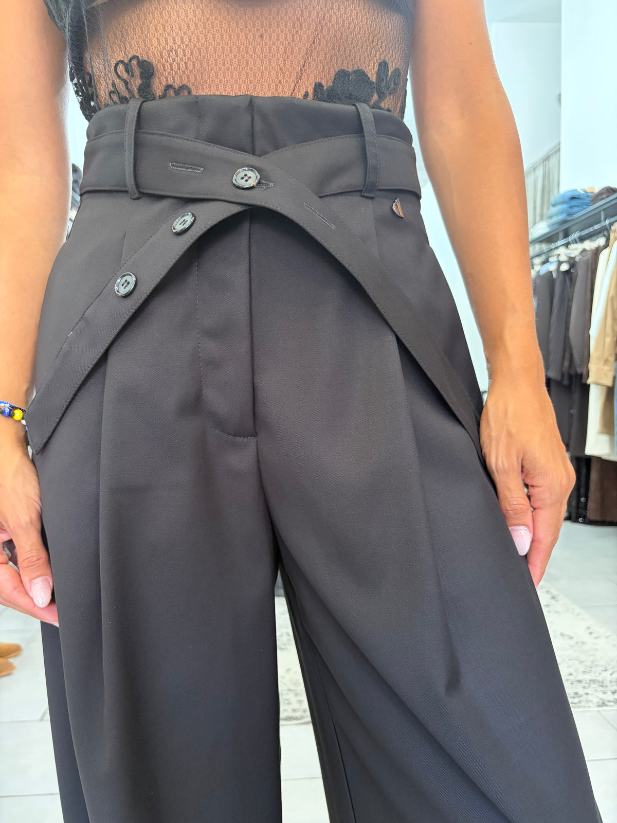 Pantalone nero gamba larga, vita sovrapposta e cintura coordinata Dixie