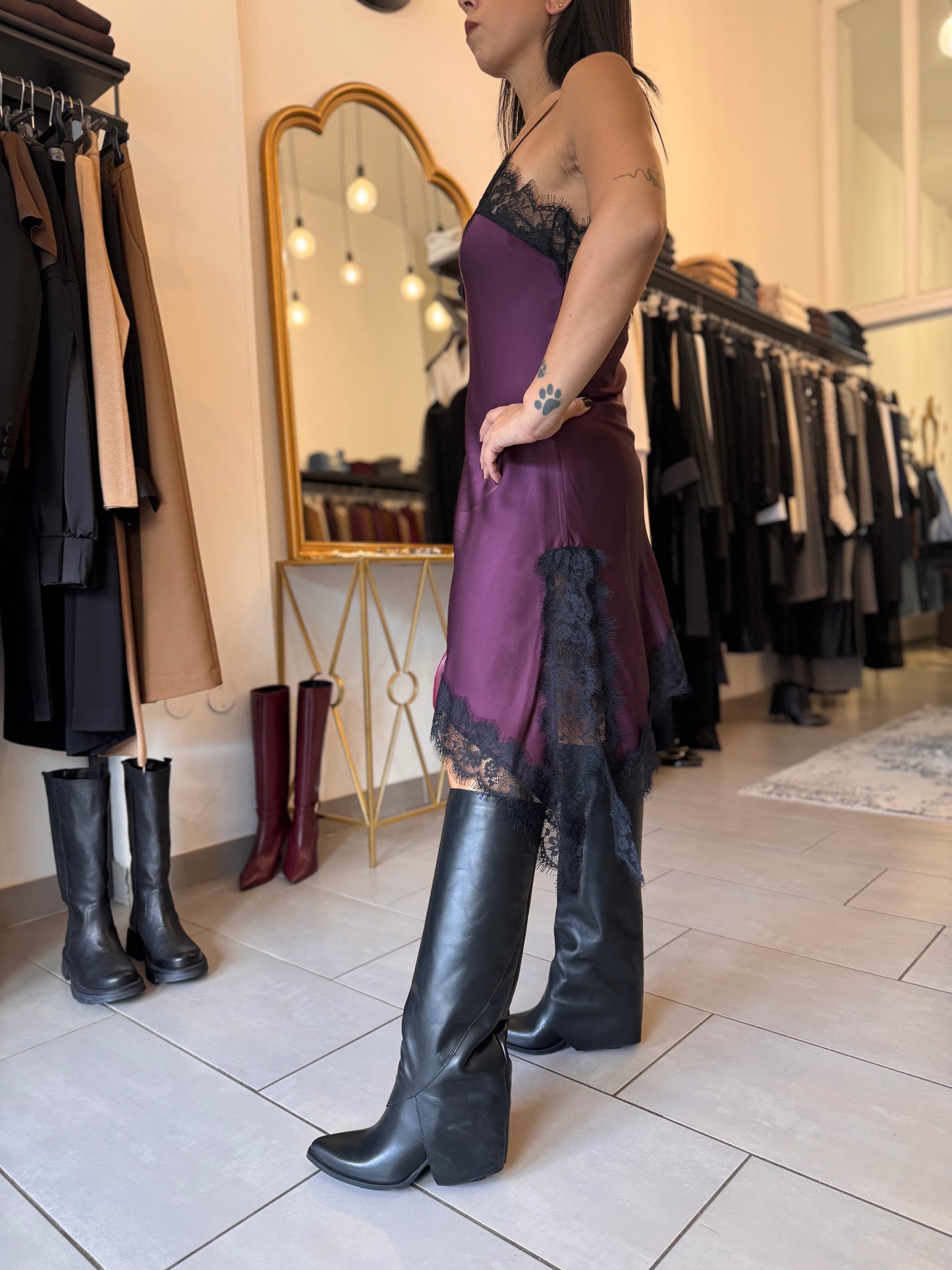 Abito asimmetrico con pizzo bordeaux / nero