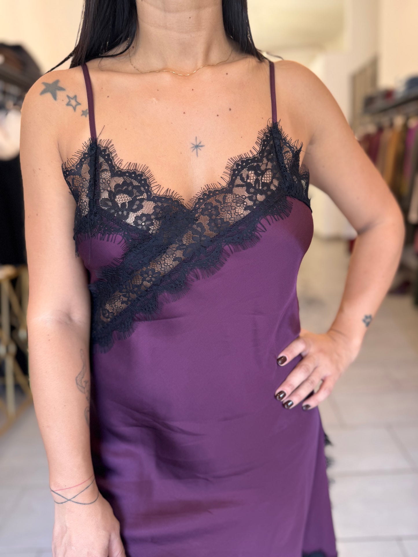 Abito asimmetrico con pizzo bordeaux / nero