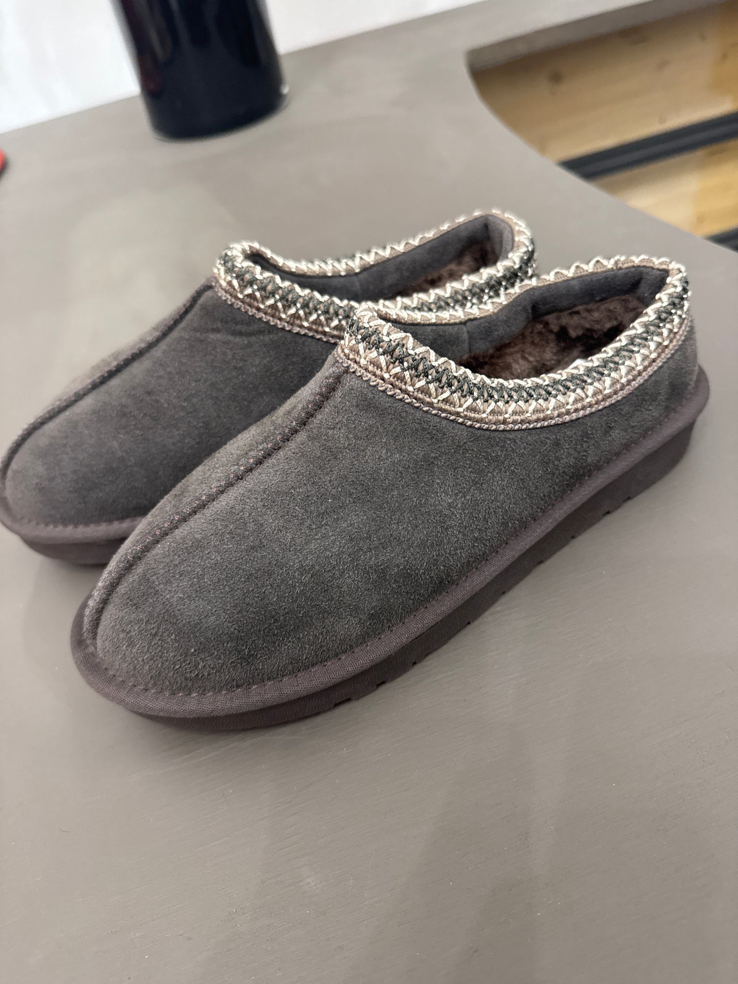 Sabot Ovyè grigio con ricamo