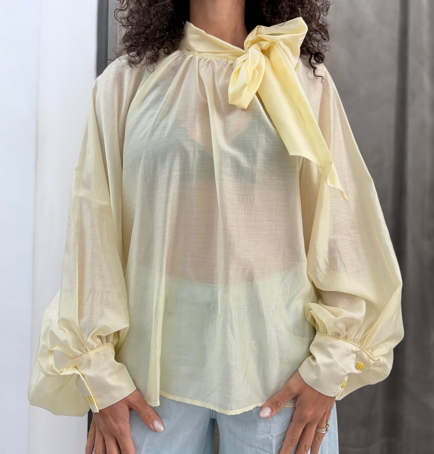 Camicia velata gialla Vicolo con fiocco al collo