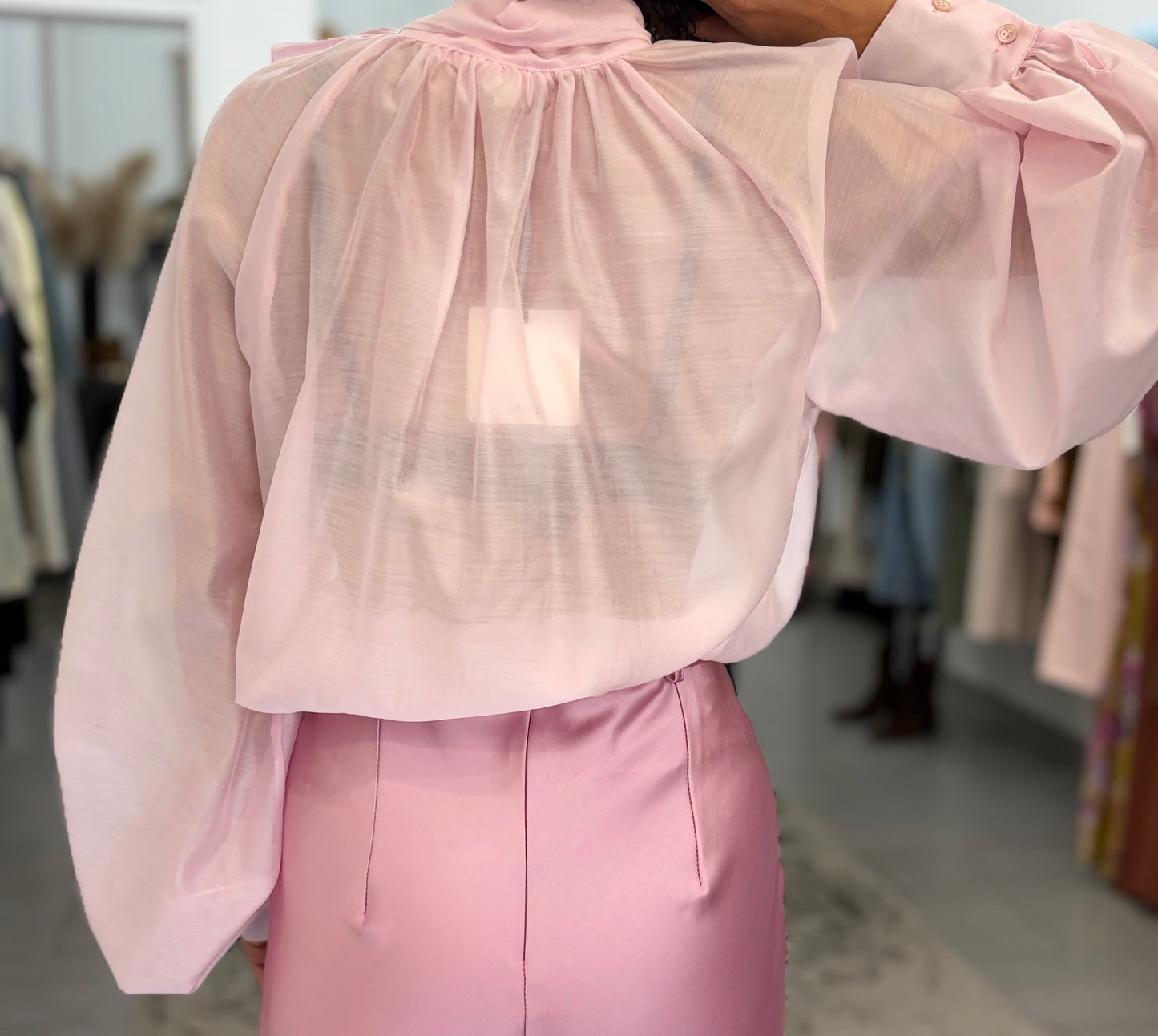 Camicia velata rosa con fiocco al collo Vicolo