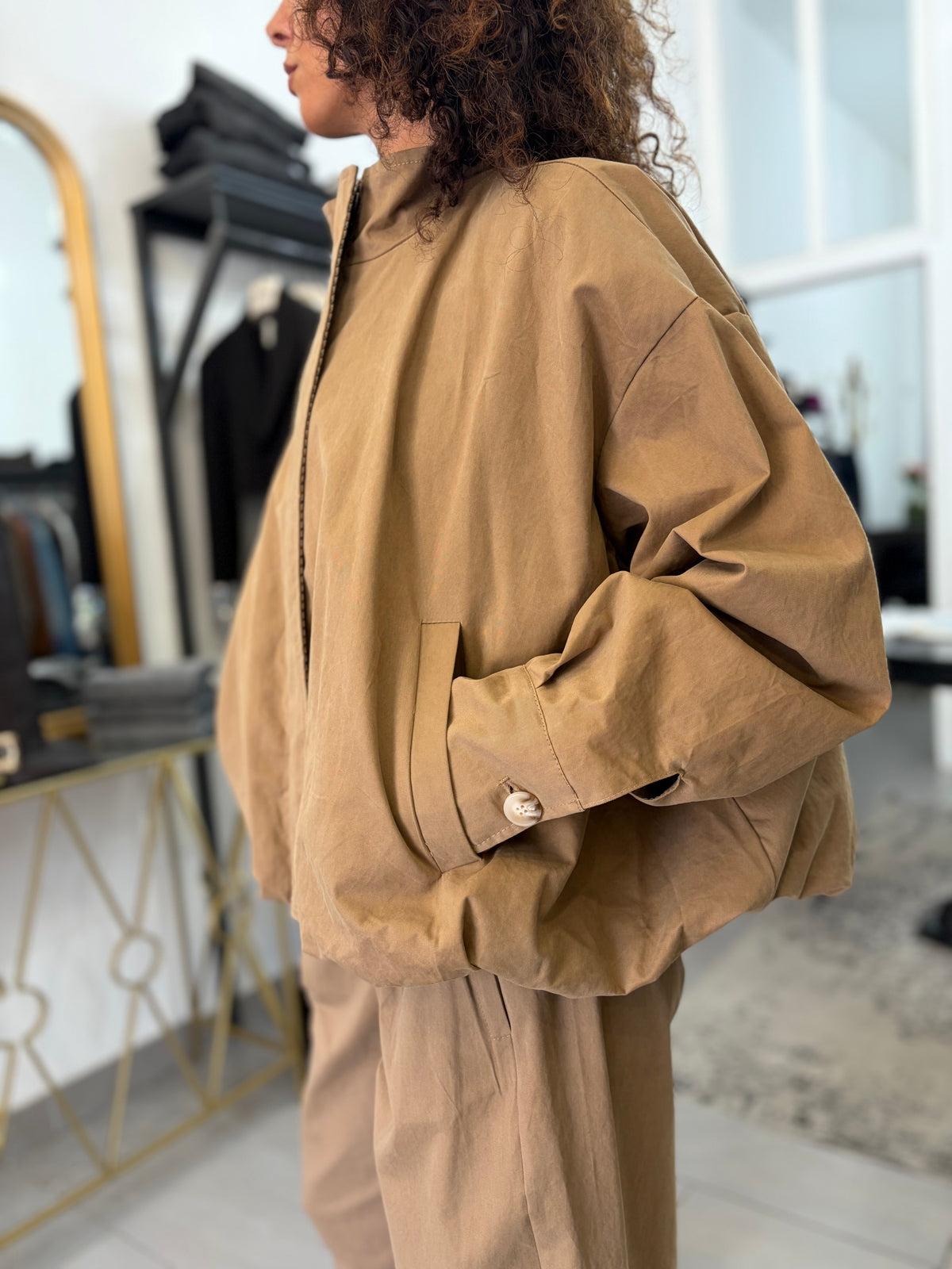 Bomber beige oversize con colletto alto e fodera a quadri
