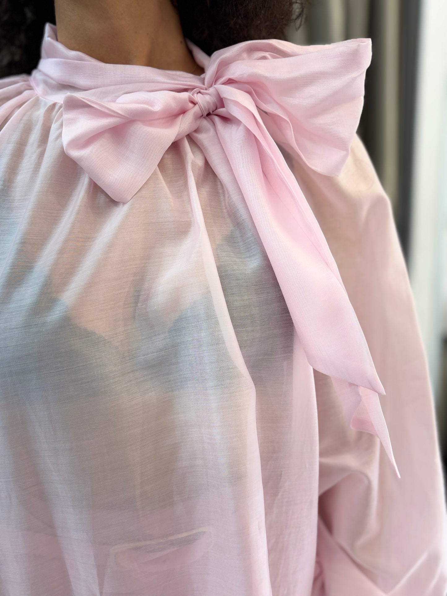 Camicia velata rosa con fiocco al collo Vicolo